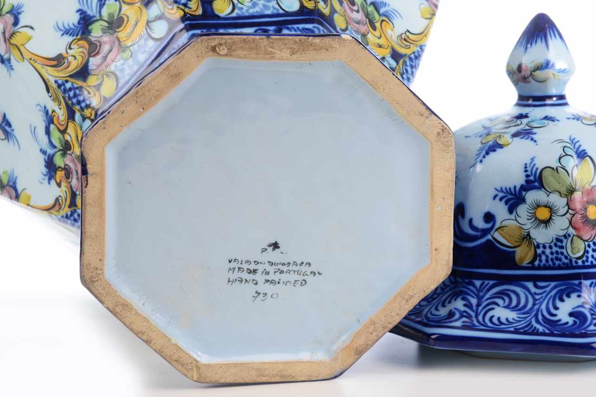 Keramik-Bodenvase, wohl Portugal.Große facettierte Vase mit floraler Malerei, Unterglasur. Datierung - Bild 2 aus 2