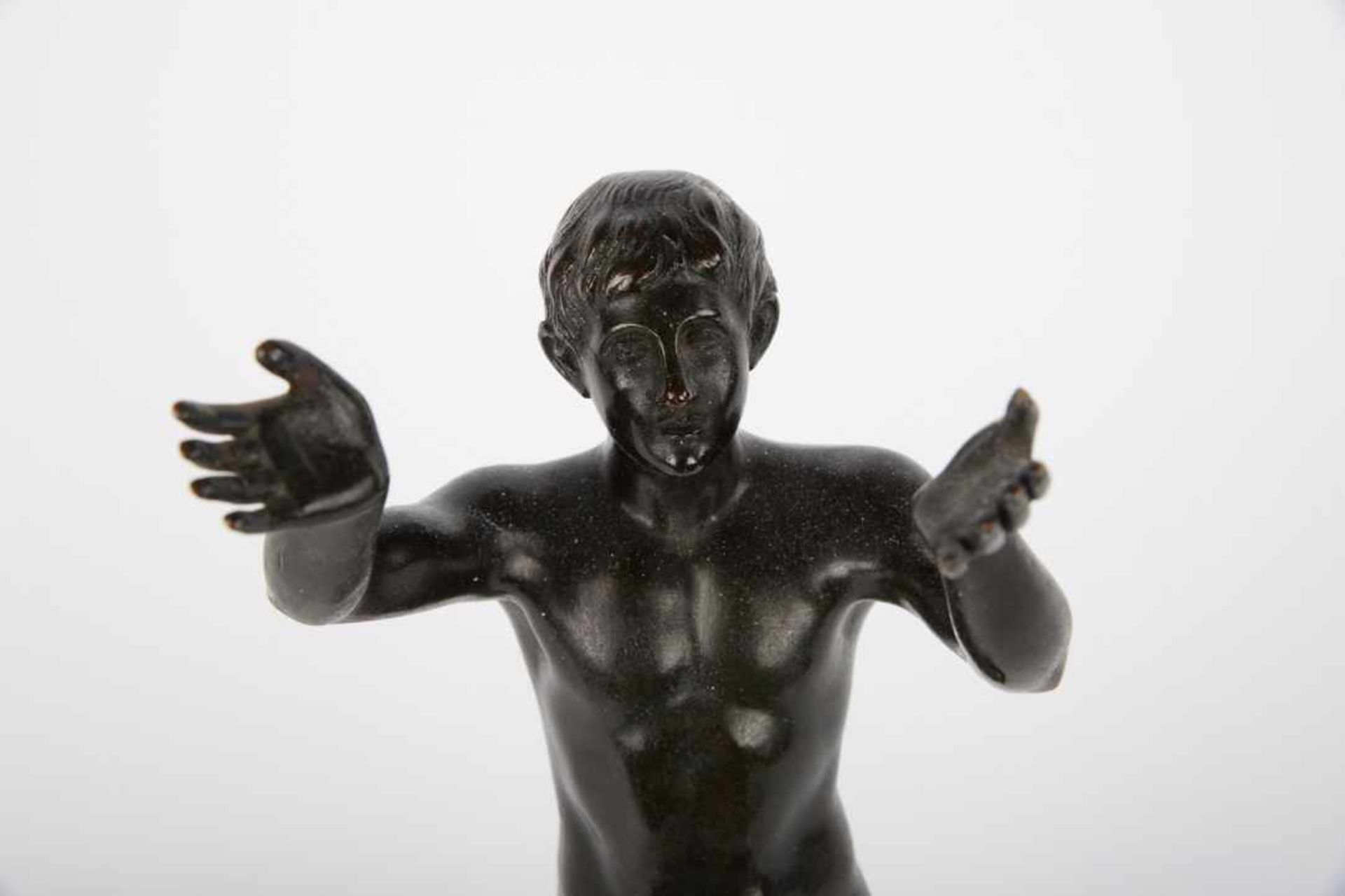 Der betende Knabe. Bronzeskulptur nach Boidas / Boedas. Grande Tour Objekt um 1900/10, ander Plinthe - Bild 3 aus 7