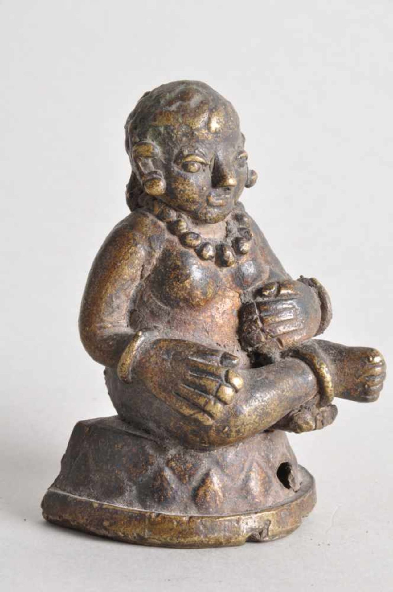 Asiatische Heiligenfigur, Fruchtbarkeitsfigur.Bronze massiv, wohl 17./18. Jahrhundert. Höhe ca. 10 - Image 3 of 4