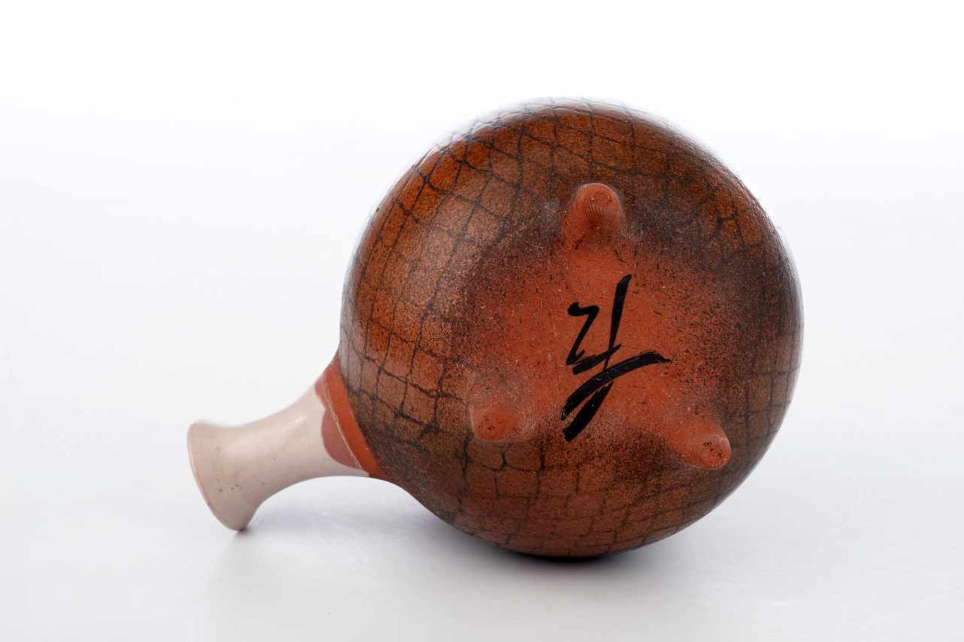 Moderne japanische Künstlerkeramik, signiert.3-beiniges Gießgefäß, rotbrauner Tonscherben, glasiert. - Bild 3 aus 3