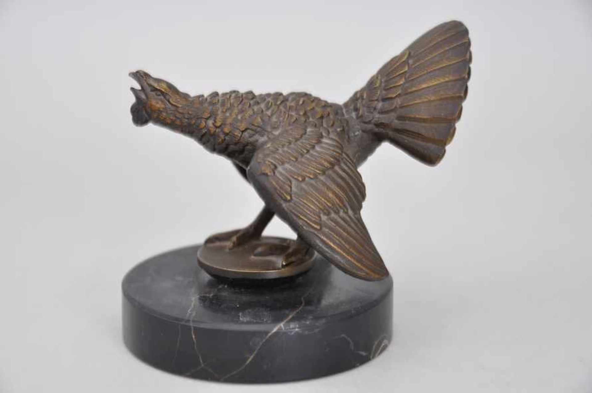 Balzender Auerhahn.Bronze, dunkel patiniert, 1950er Jahre. Höhe ca. 11 cm, Stand 9,5 cm. - Bild 2 aus 7
