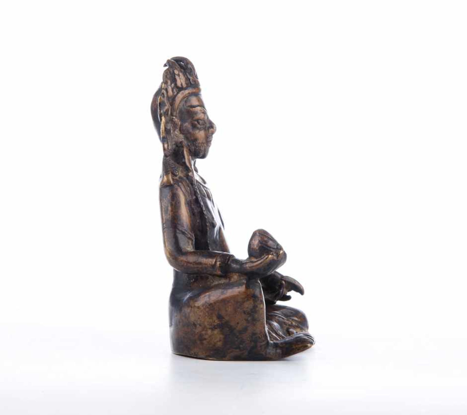 Sitzende Gottheit mit Attributen. China, 18. Jahrhundert. Höhe ca. 12,5 cm, Stand 9 x 6cm. - Image 2 of 5