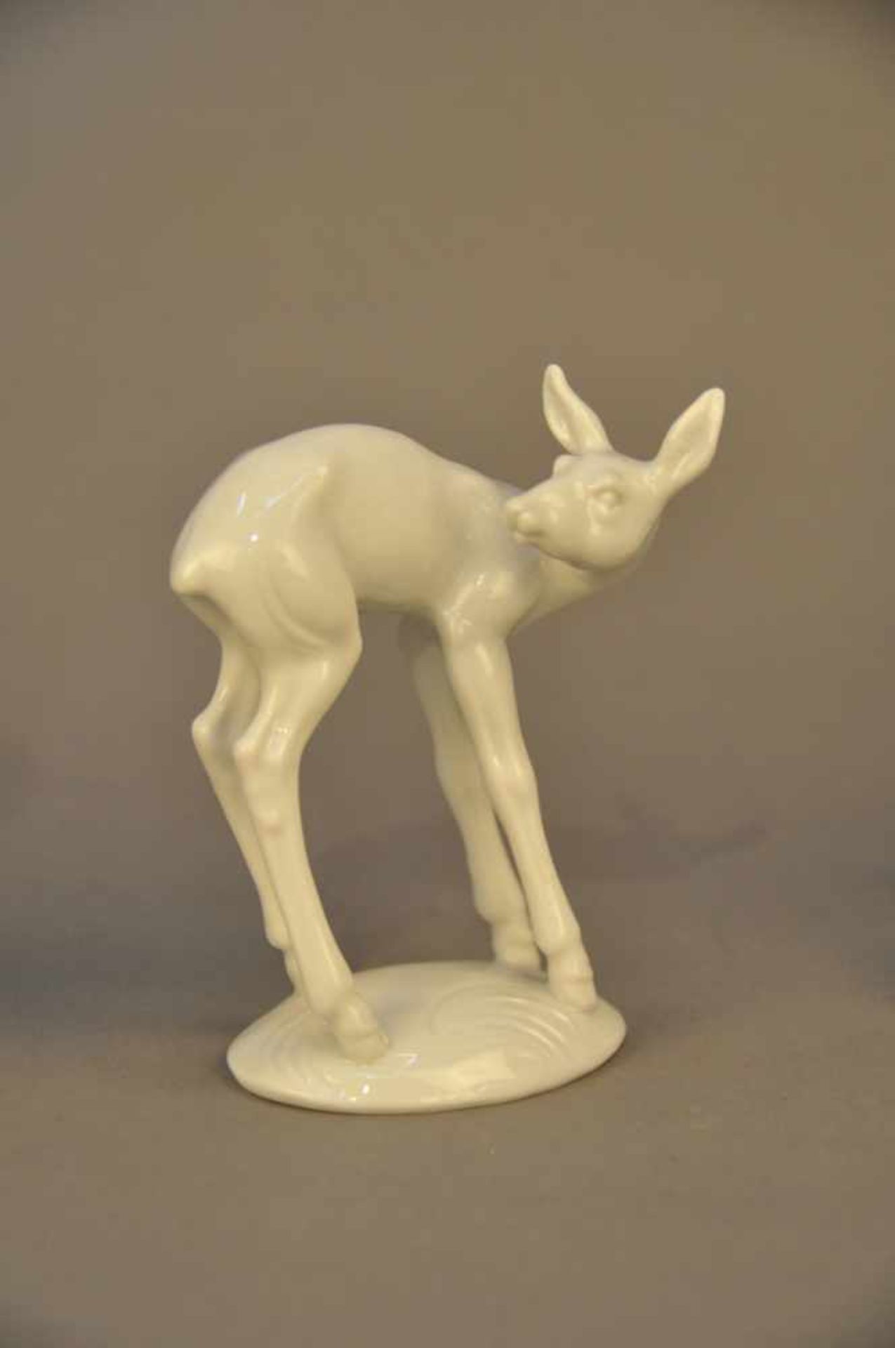 4 weiße Tierfiguren. Markenporzellan.Gerold Porzellan: Mädchen mit Rehkitz, 15 cm. Rosenthal: - Image 9 of 9