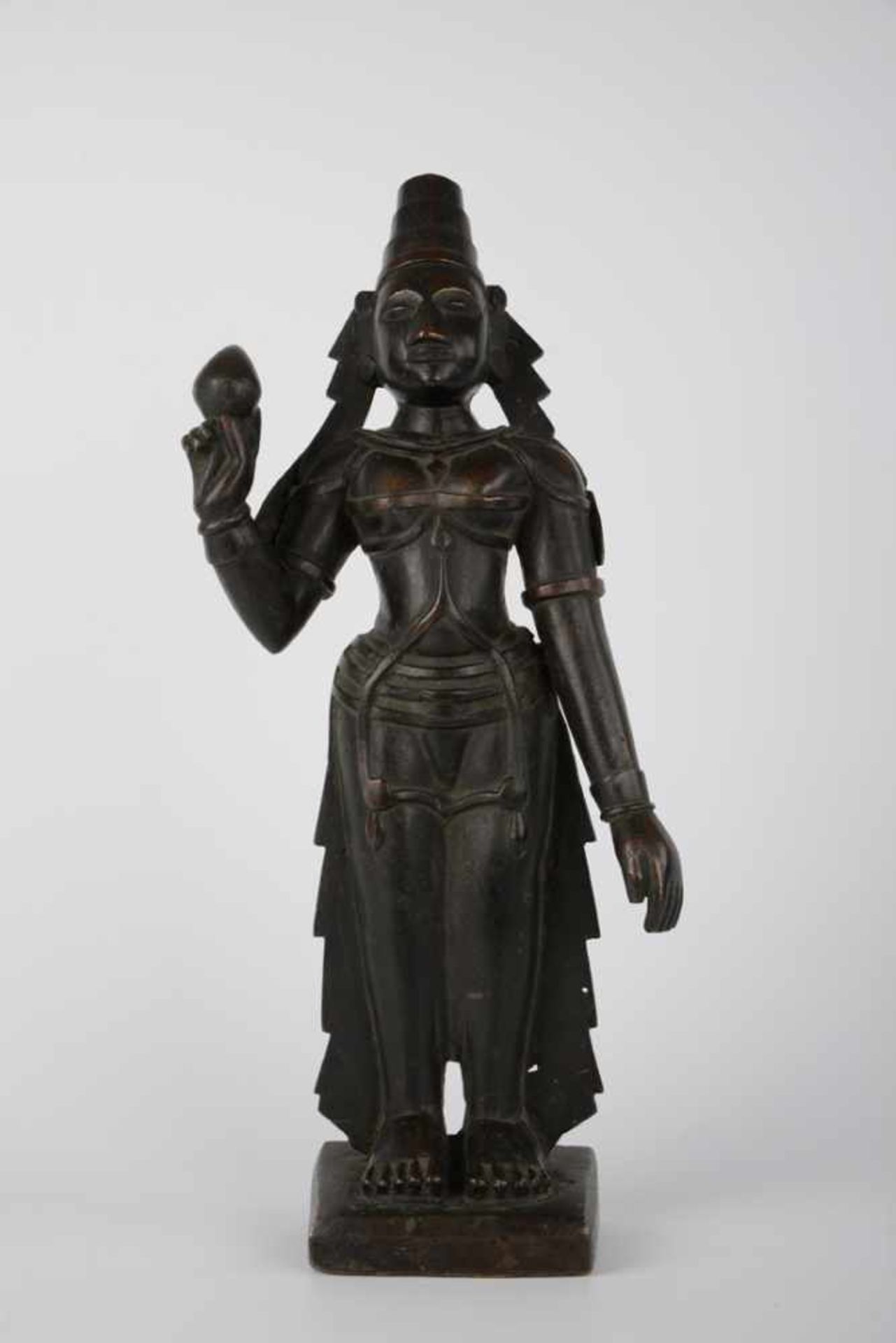 Heiligenfigur, wohl Lakshmi mit Bilva-Frucht.Asien, Indien 1. Hälfte 20. Jahrhundert. Massive