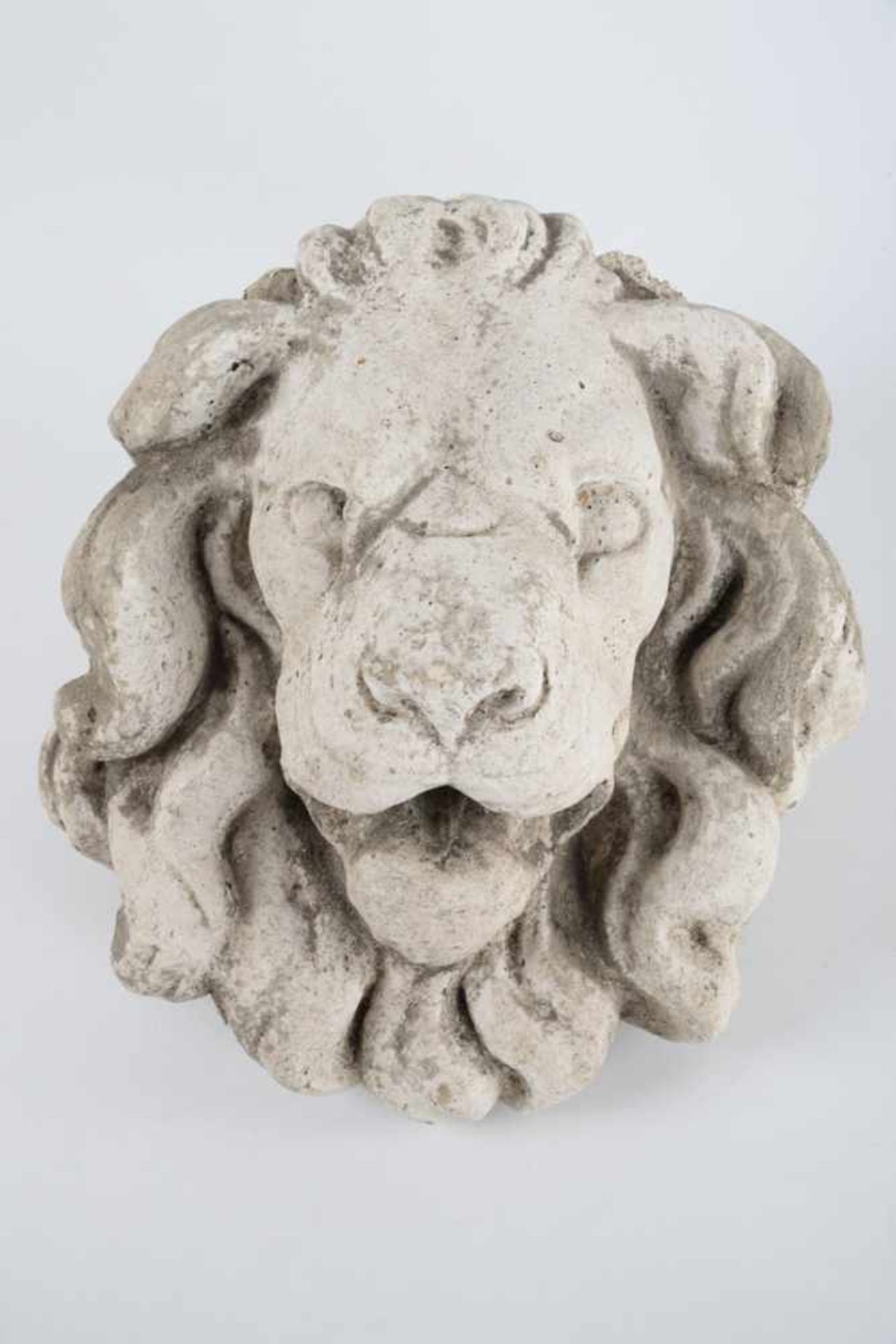 Wasserspeier Löwenkopf.Steinguss, Fassung angegangen, etwas Grünspan, wohl antik. Maße ca. 27 x 30 x - Bild 5 aus 7