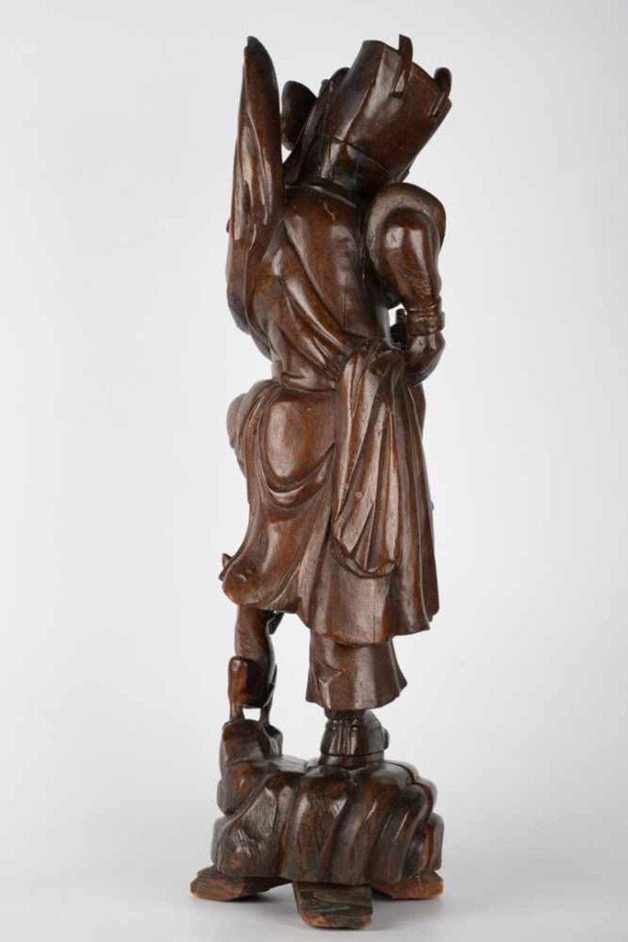 2 große asiatische Kriegerfiguren. 20. Jahrhundert.Holz, feine Schnitzarbeit, Darstellung in - Image 2 of 7