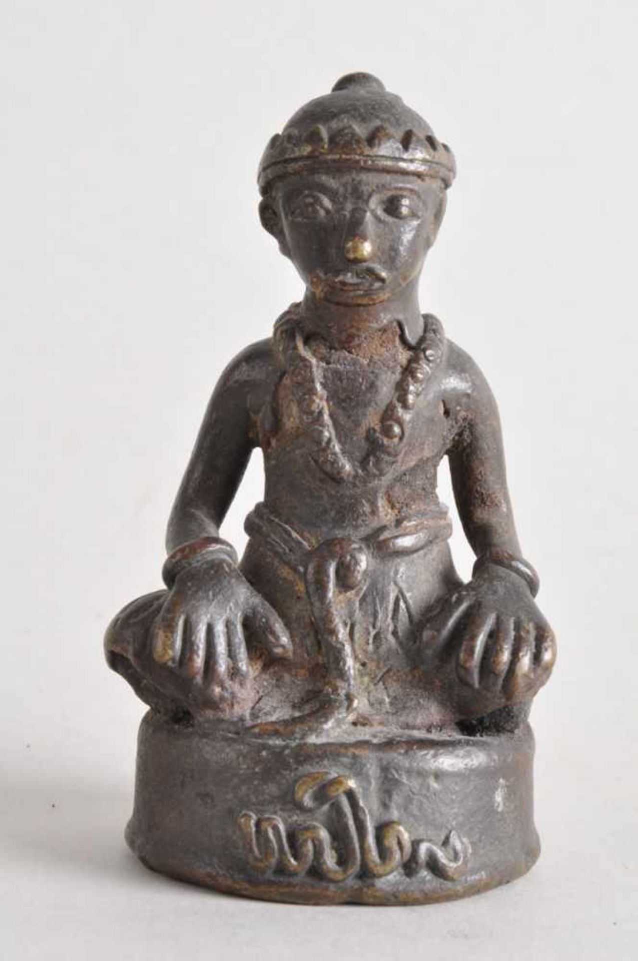 Asiatische Heiligenfigur, Priester in Meditationshaltung.Bronze, mit Sand-Steingemisch gefüllt, wohl