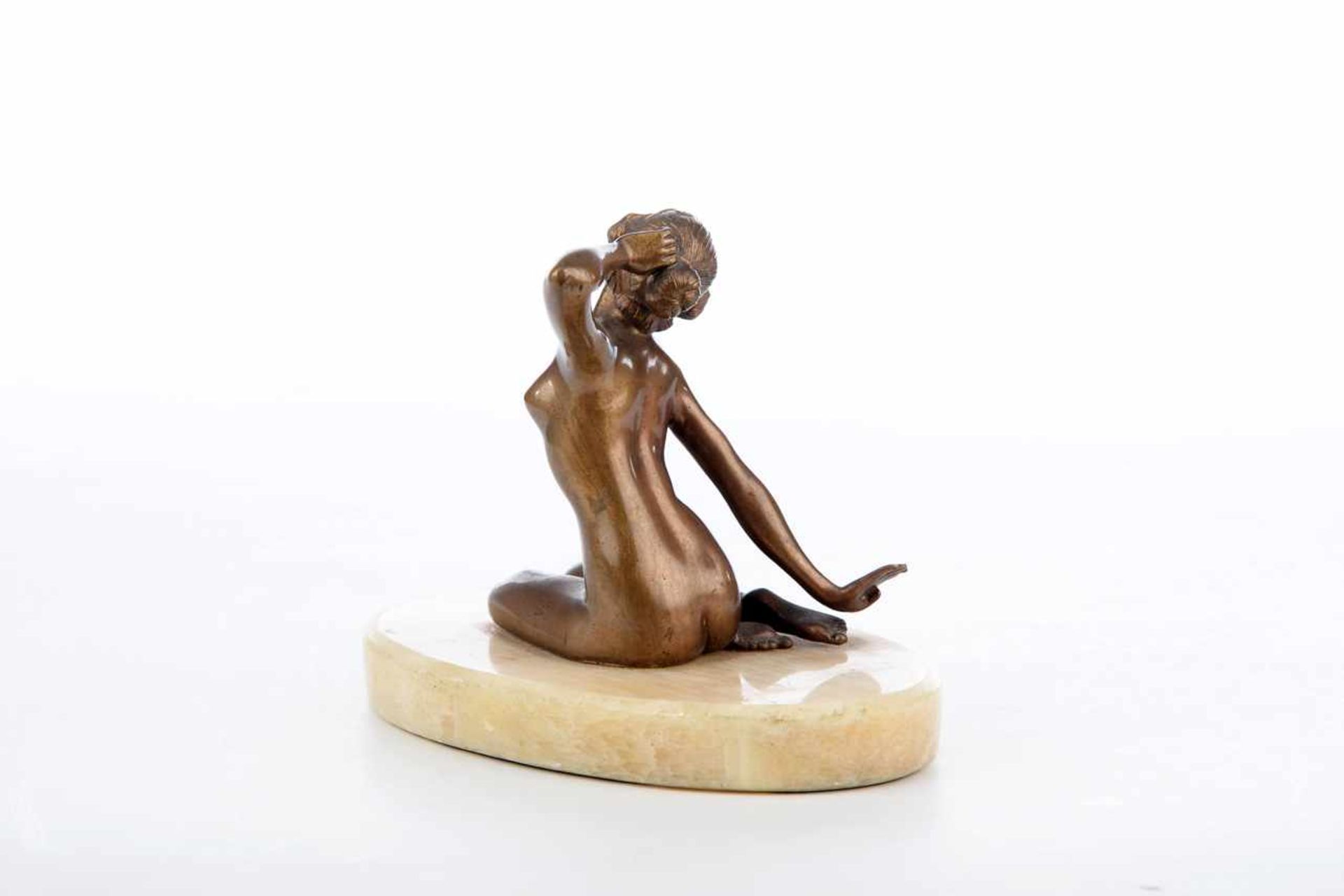 Hockender weiblicher Akt, sich streckend.Bronze auf ovaler Marmorplatte, unsigniert. Höhe ca. 13 cm, - Bild 2 aus 2