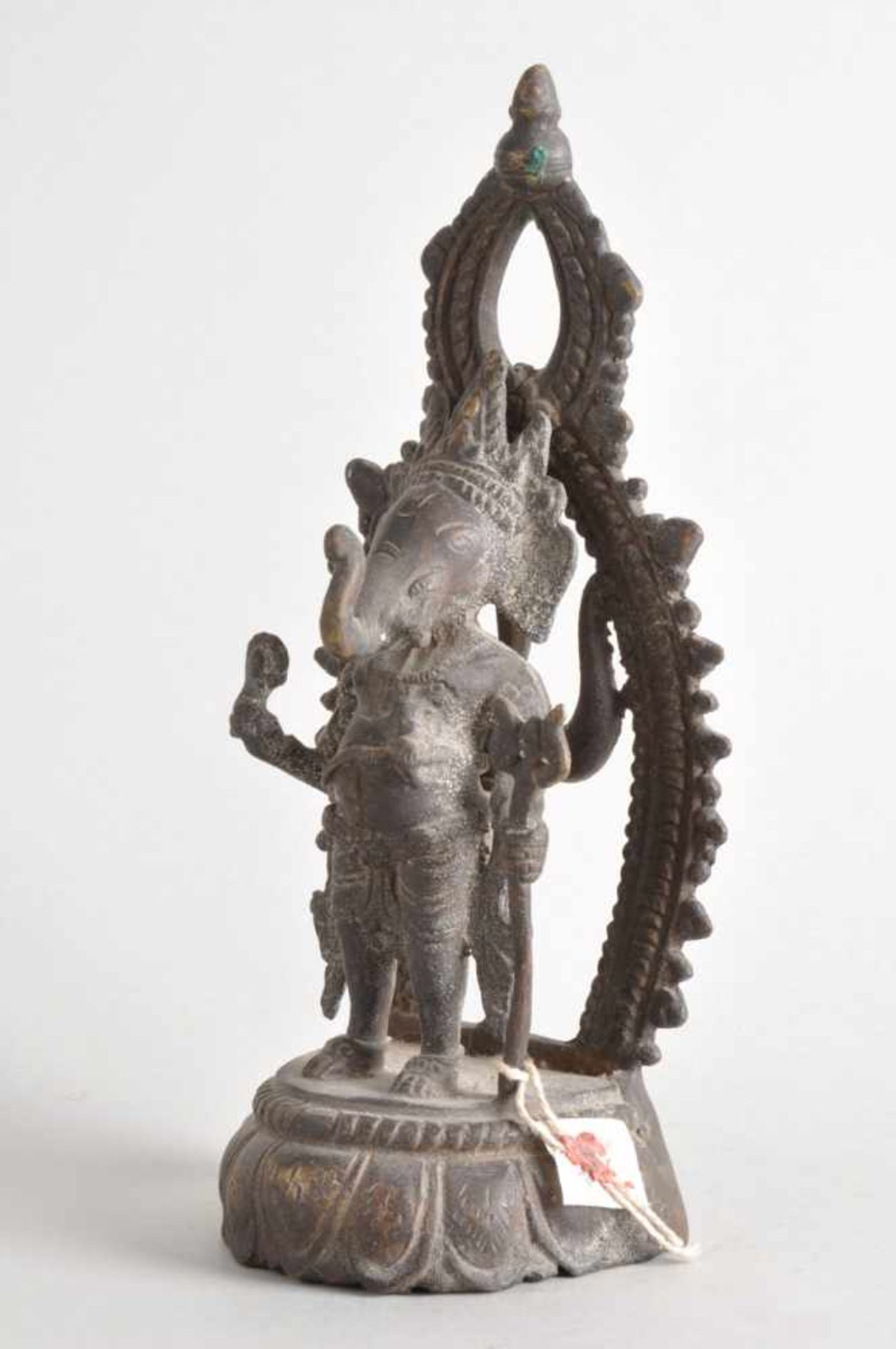 Stehender Ganesha mit Aureole auf Lotussockel.Asien, wohl 19. Jahrhundert, Bronze dunkel - Bild 3 aus 4