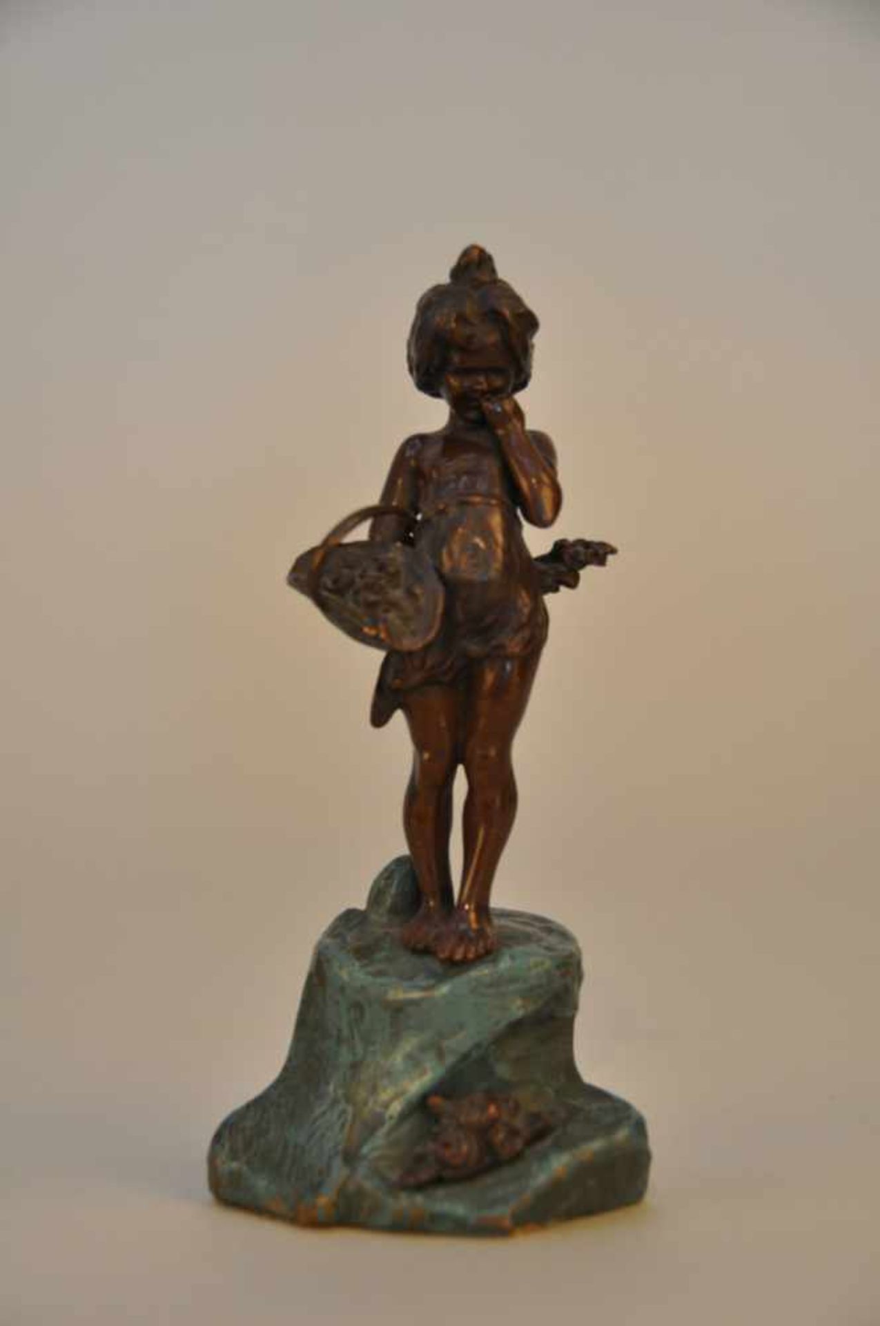 Junges Mädchen mit Blumenkorb. Bronzefigur.Massive Bronze auf kaltbemaltem Sockel, Datierung um