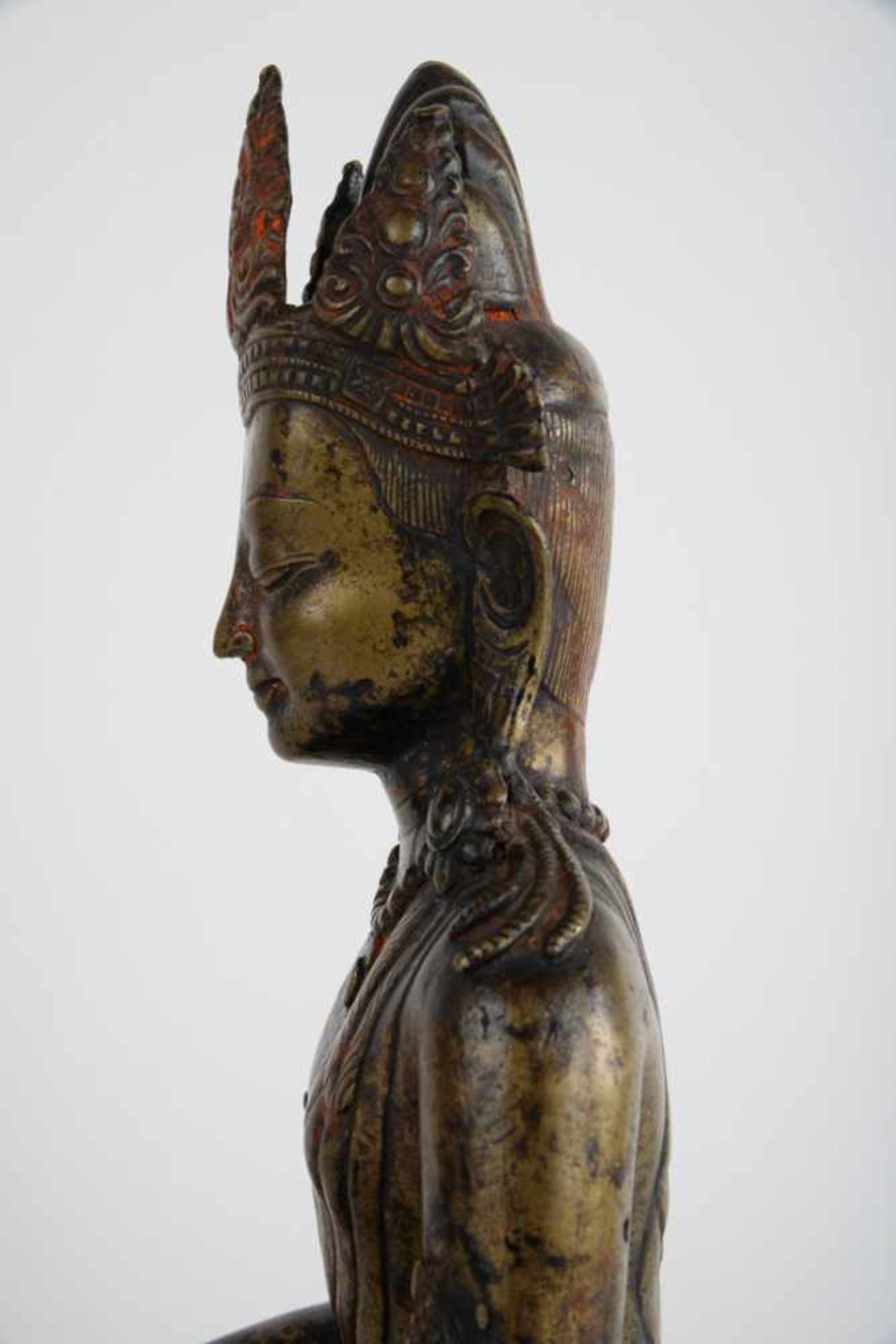 Bodhisattva mit Mudra der Erdberührung20. Jahrhundert, Bronze, teilweise geschwärzt und Reste von - Image 9 of 16