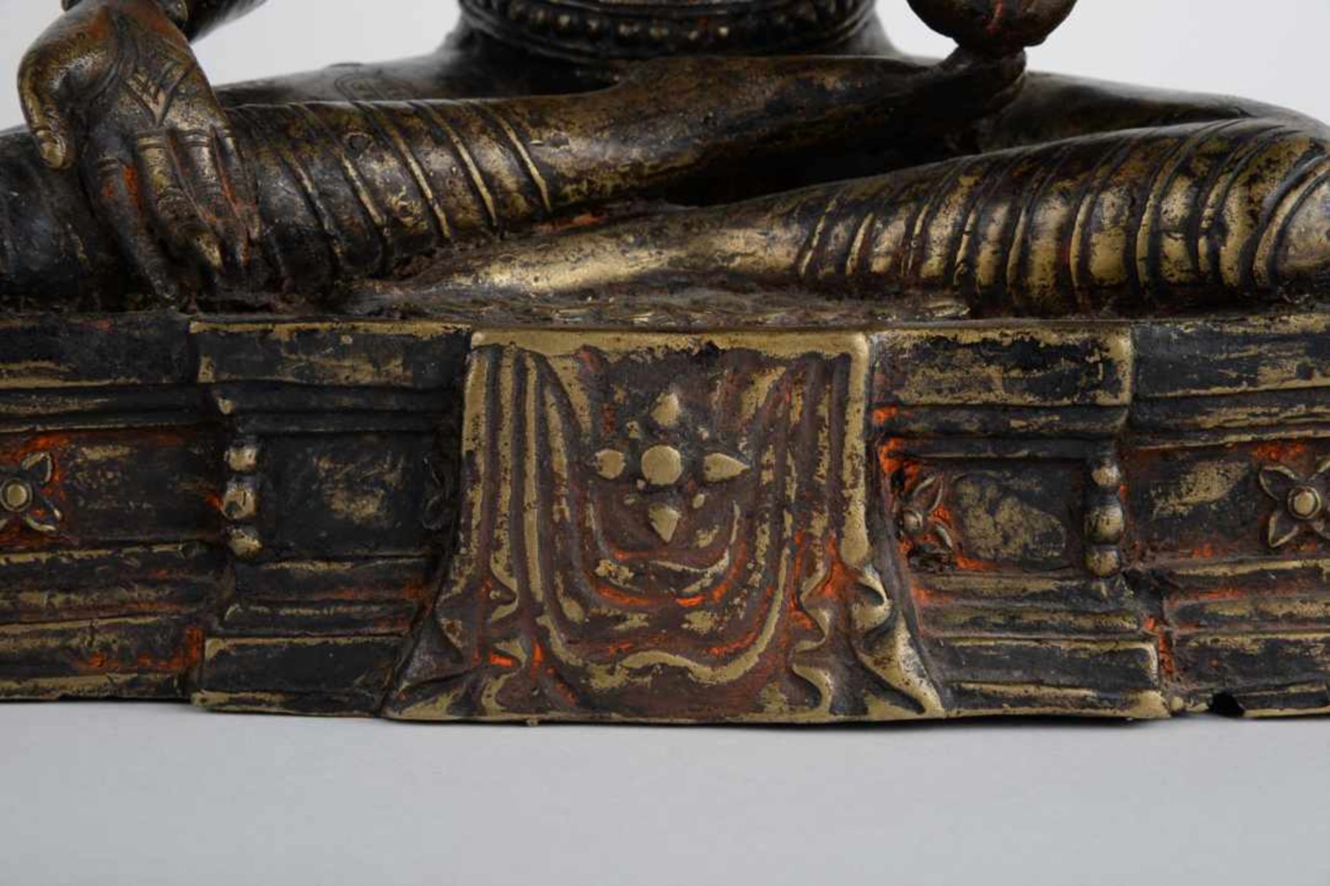Bodhisattva mit Mudra der Erdberührung20. Jahrhundert, Bronze, teilweise geschwärzt und Reste von - Image 4 of 16