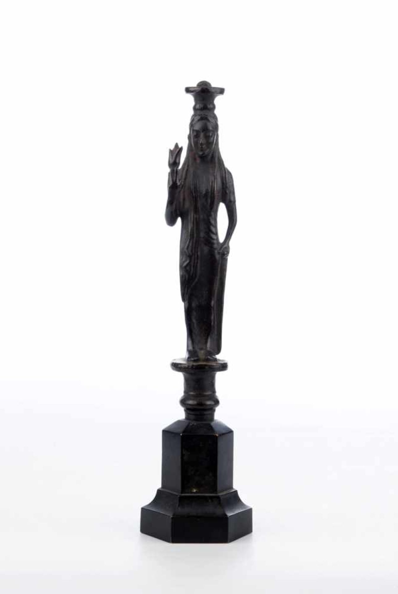 Weibliche Figur mit Frucht. Bronzefigur.Brünierte Bronze auf hexagonalem Sockel, Darstellung in