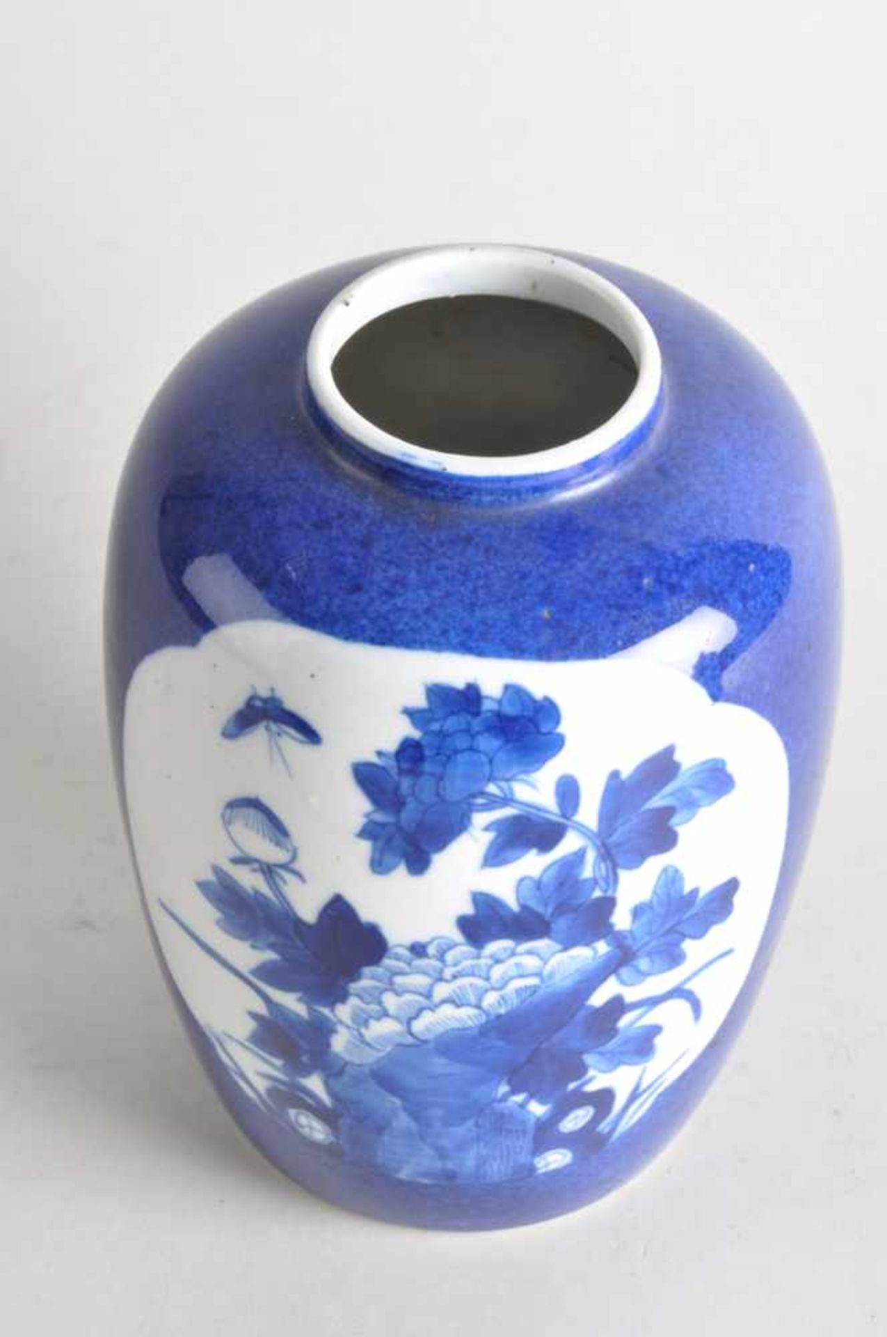 Zylindervase, puderblau. China, Qing-Dynastie.Zwei Reserven mit Naturmotiven: Päonien, Blätter, - Image 3 of 4