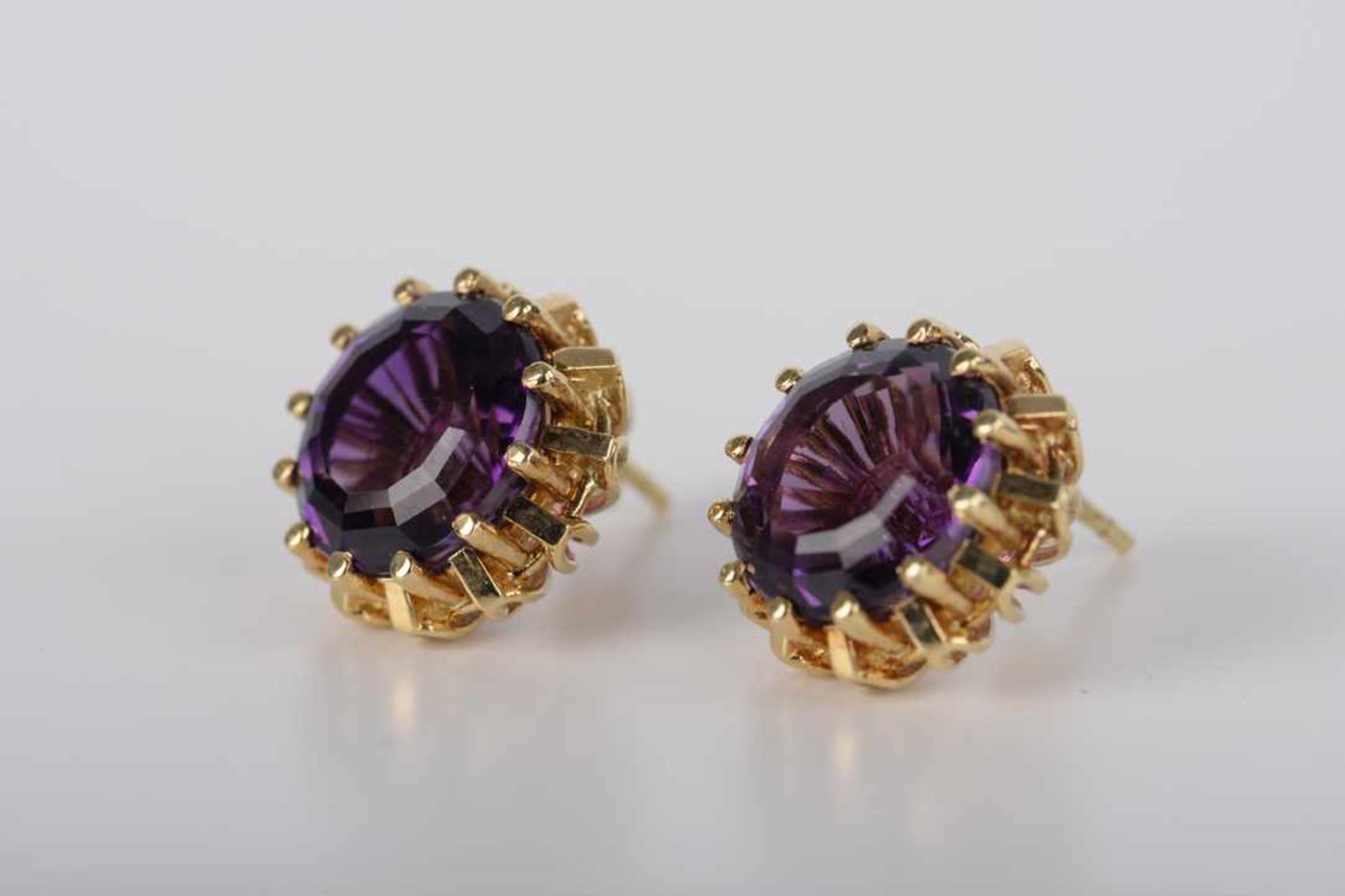 Amethyst-Ohrstecker585er Gelbgold, ungestempelt 2 Amethyste im Rundschliff 12 mm Gesamtgewicht ca. - Image 4 of 7