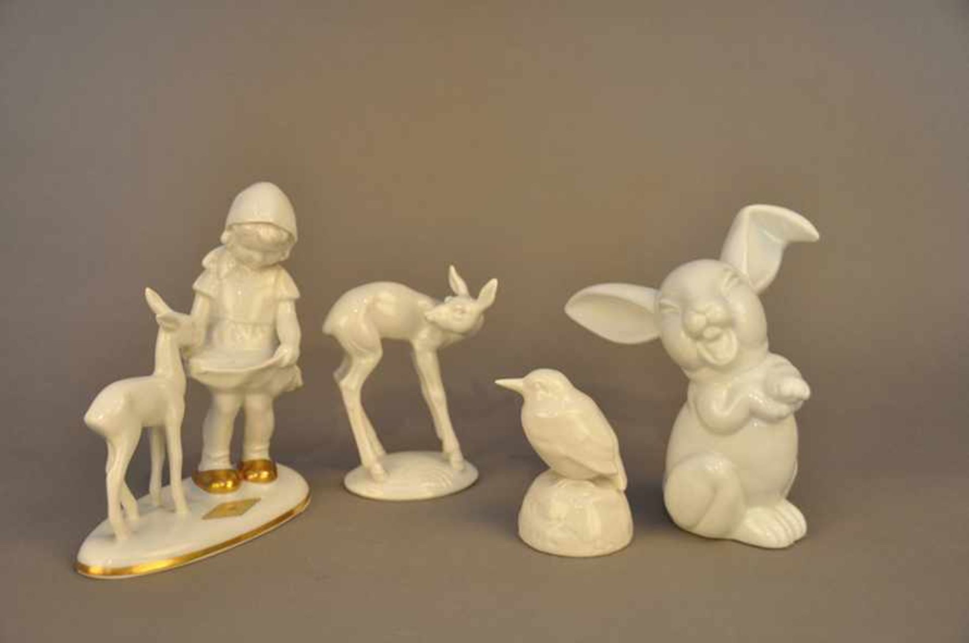 4 weiße Tierfiguren. Markenporzellan.Gerold Porzellan: Mädchen mit Rehkitz, 15 cm. Rosenthal: