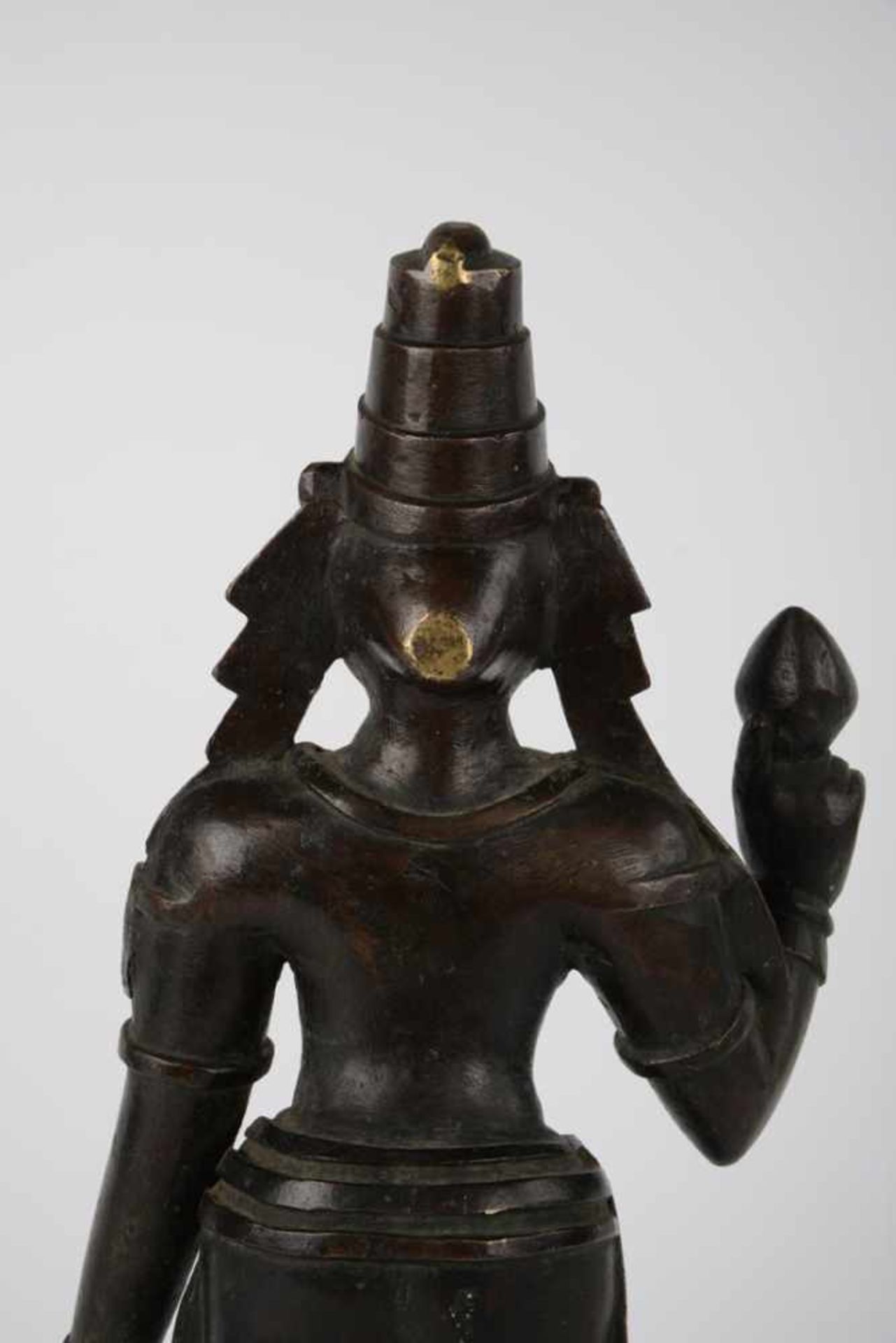 Heiligenfigur, wohl Lakshmi mit Bilva-Frucht.Asien, Indien 1. Hälfte 20. Jahrhundert. Massive - Image 3 of 7