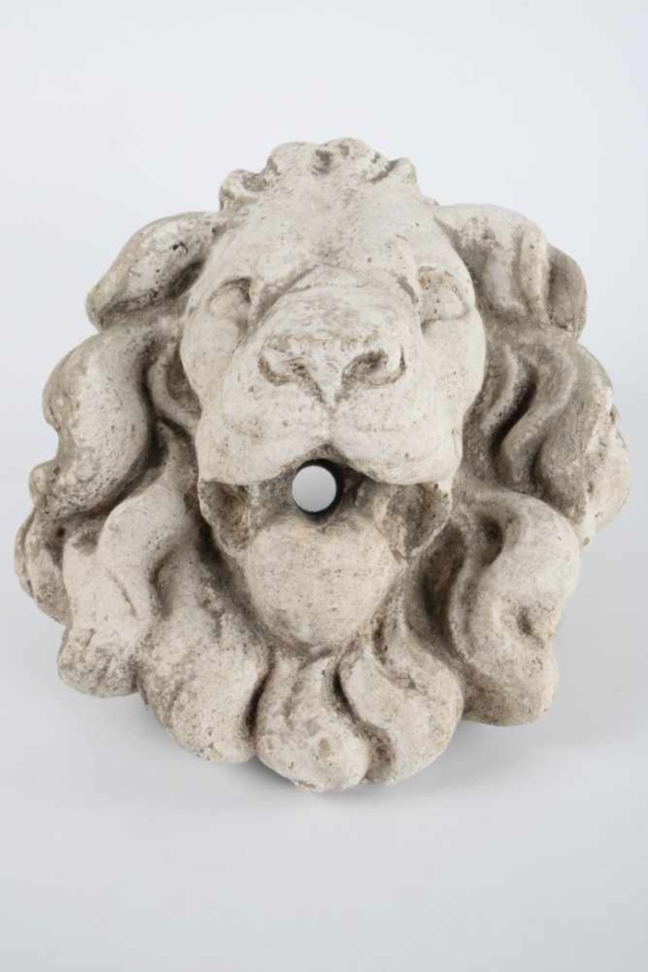 Wasserspeier Löwenkopf.Steinguss, Fassung angegangen, etwas Grünspan, wohl antik. Maße ca. 27 x 30 x