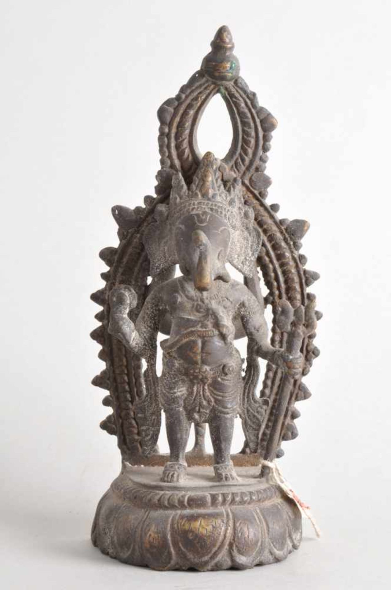 Stehender Ganesha mit Aureole auf Lotussockel.Asien, wohl 19. Jahrhundert, Bronze dunkel