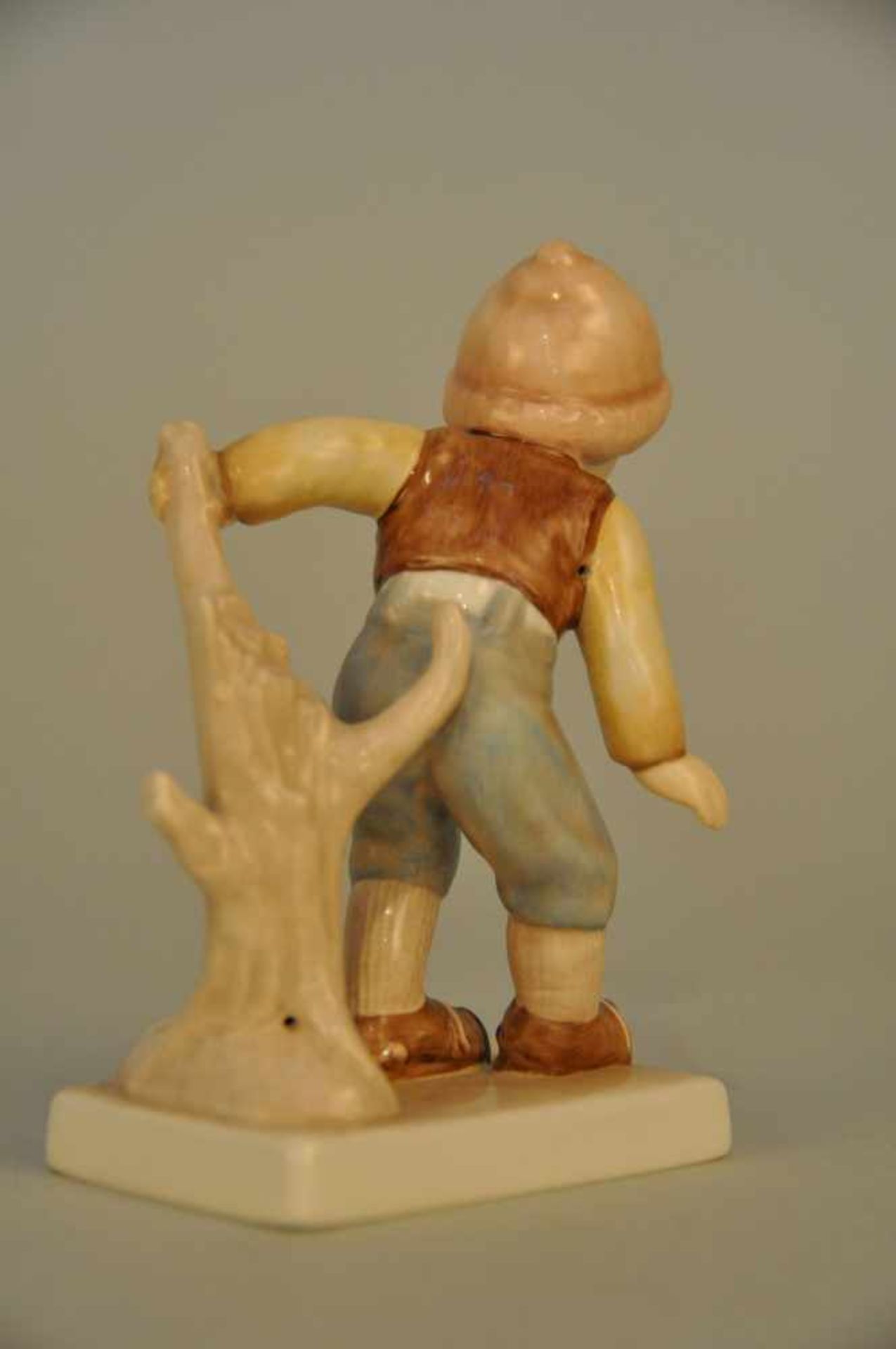 Junger Schlittschuhläufer.Goebel 1984. Höhe ca. 12,5 cm, Stand 8 x 5,5 cm. - Bild 2 aus 5