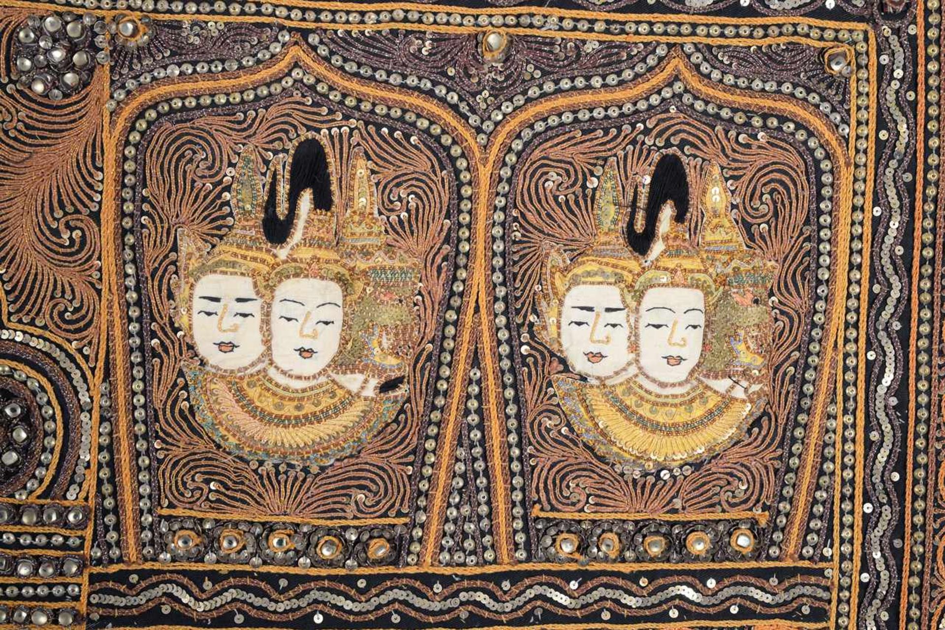 Aufwendiger Wandbehang. Indien, Thailand, Nepal.Vielfiguriges Großformat, bestickt mit Pailetten und - Image 5 of 6