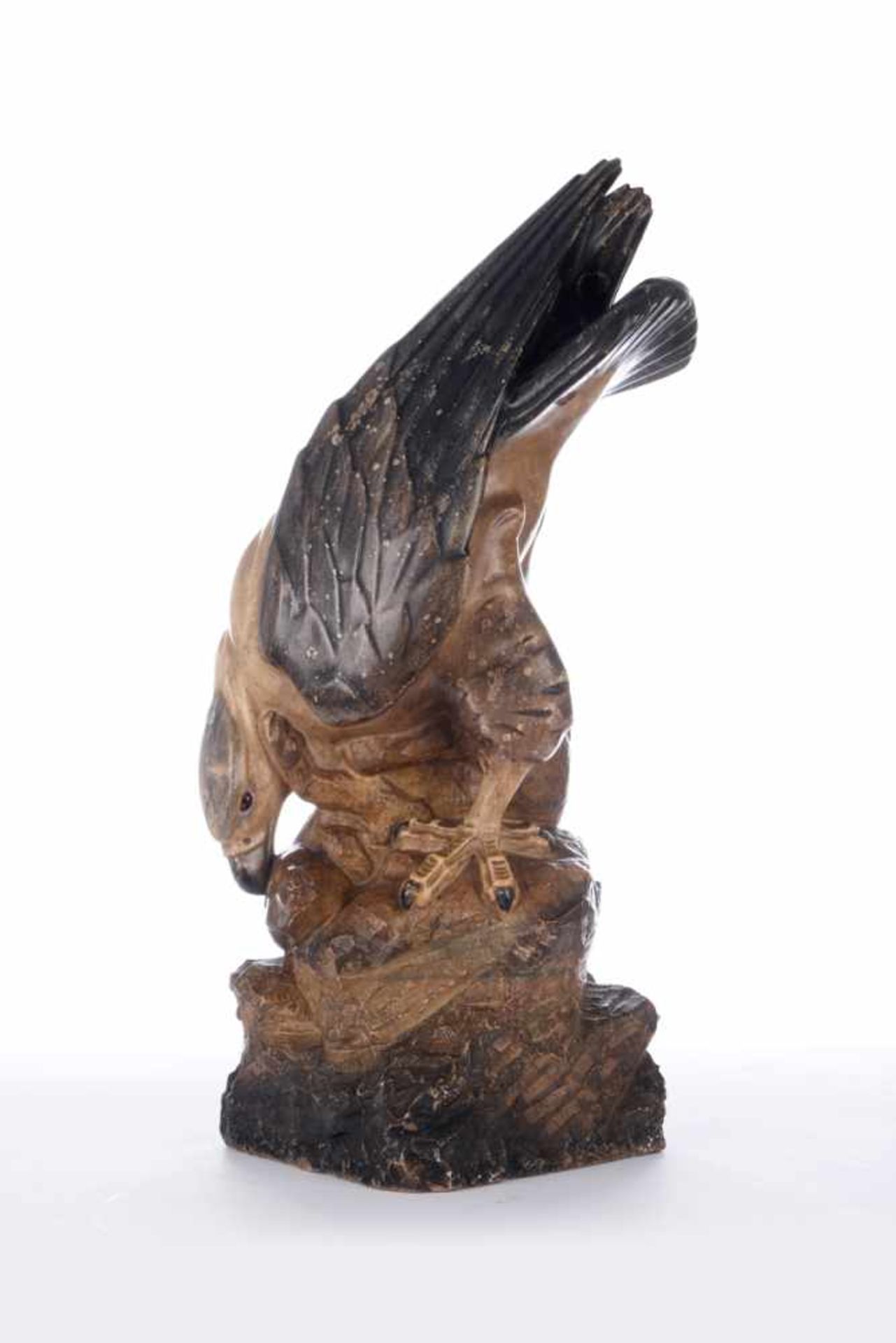Adler reißt einen Hasen. Naturstein, marmoriert gefasst. Rückseitig signiert Kirchnersowie