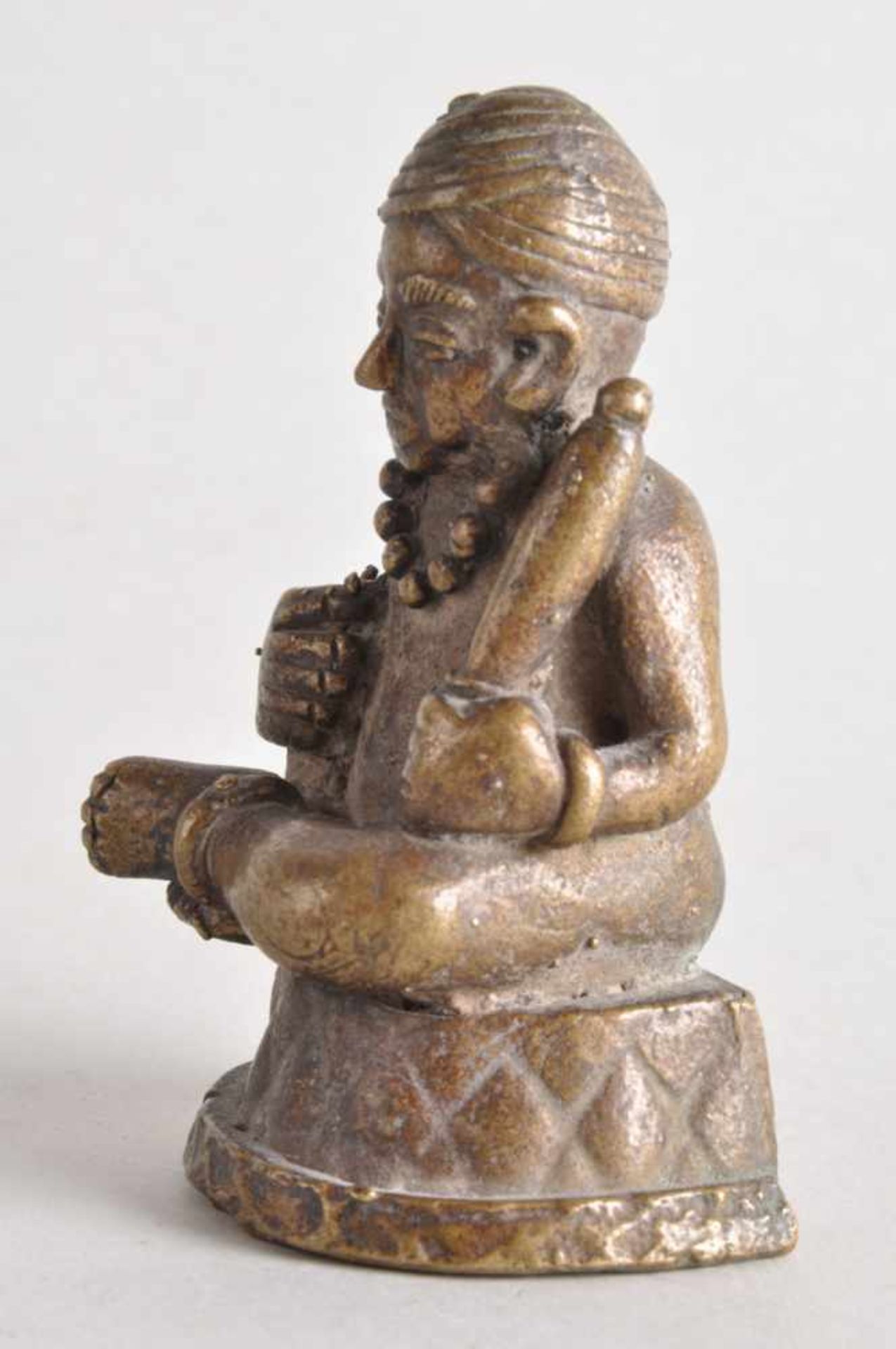 Asiatische Heiligenfigur mit Attribut.Bronze massiv, wohl 17./18. Jahrhundert. Höhe ca. 10 cm, Stand - Bild 3 aus 4