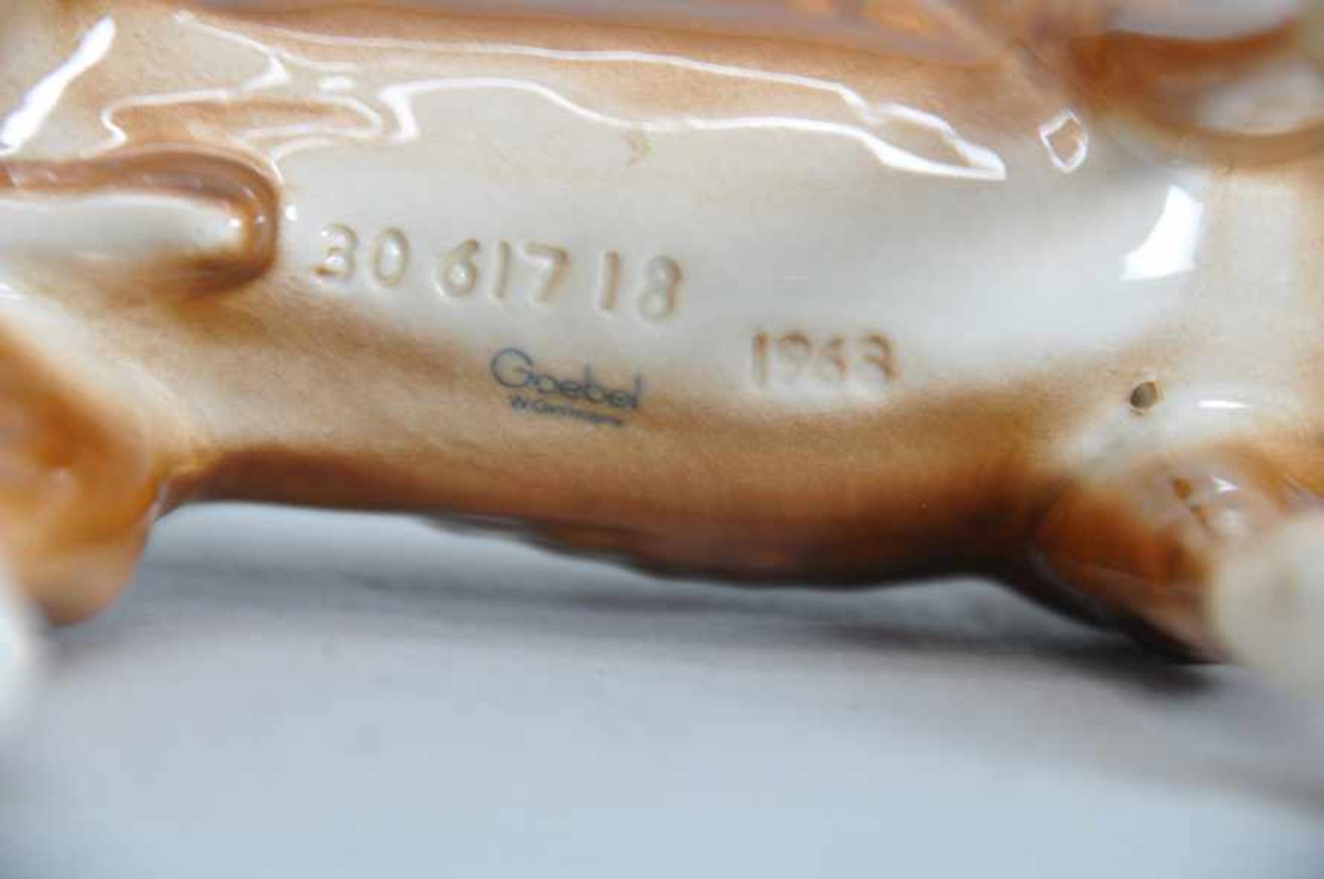 Boxer, Porzellanfigur, polychrom bemalt.Goebel, Modellnummer 3061718, Jahr 1968. Maße ca. 21 x 19 - Image 4 of 7