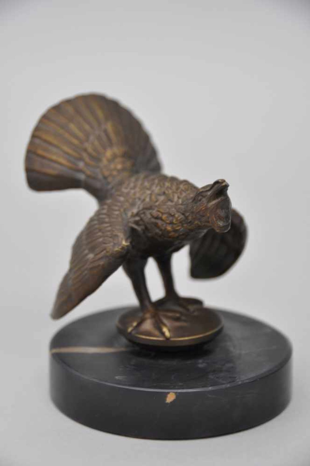 Balzender Auerhahn.Bronze, dunkel patiniert, 1950er Jahre. Höhe ca. 11 cm, Stand 9,5 cm. - Bild 6 aus 7