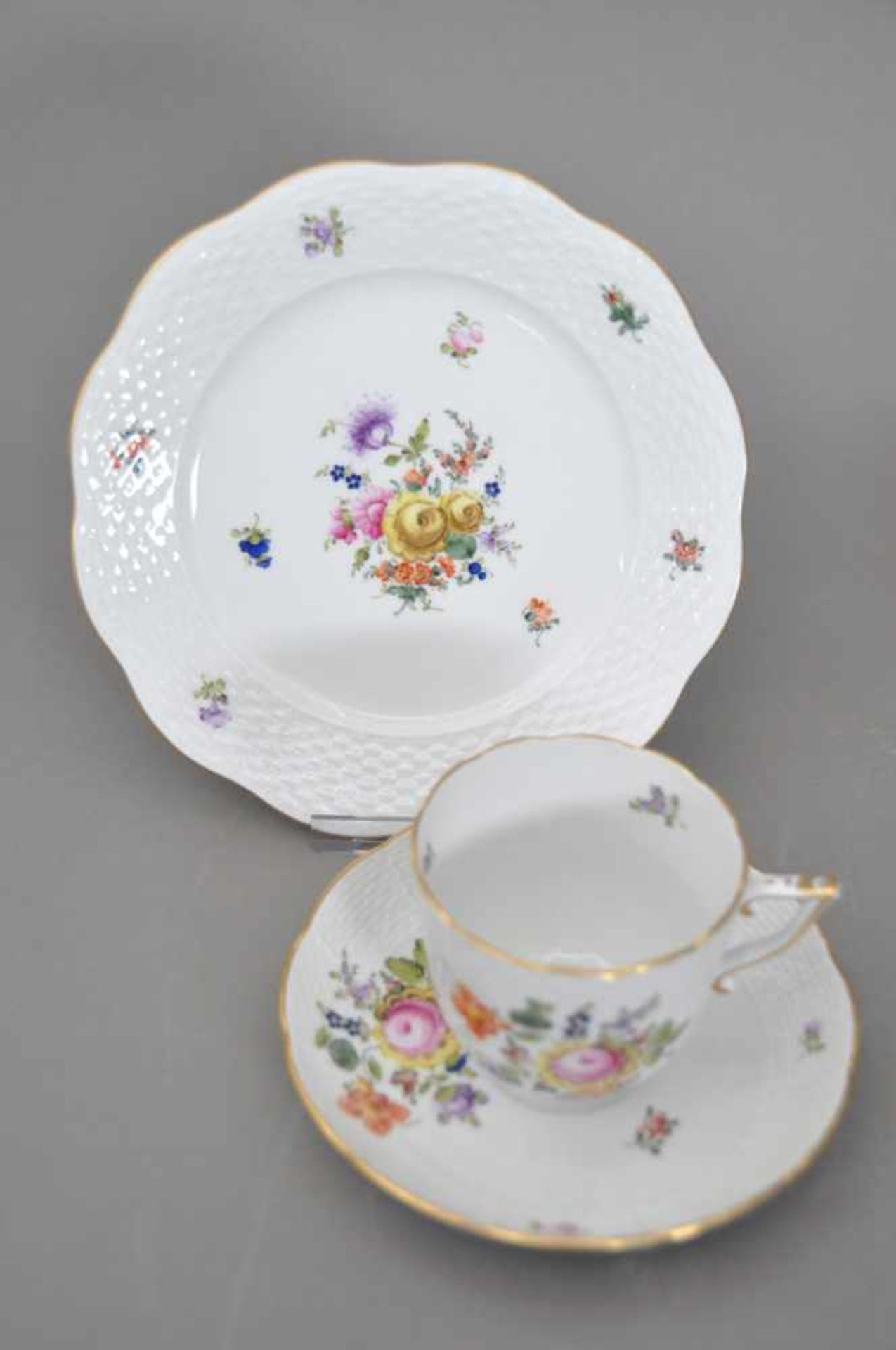 3-teiliges Kaffeegedeck.Herend, Blumendekor. Teller 19 cm.