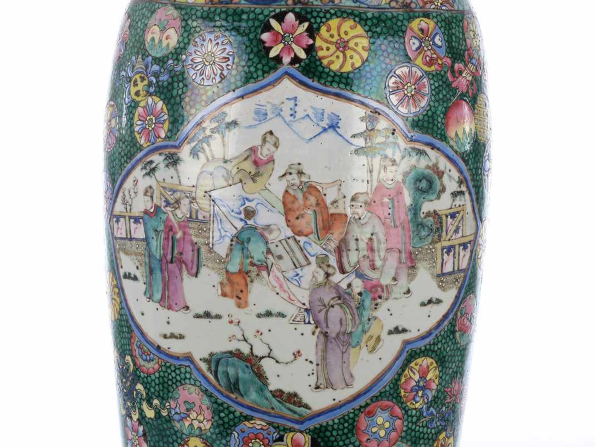 Polychrome Bodenvase. China, späte Qing-Dynastie.Bemalung in Schmelzfarben, auf Korpus und Hals 4 - Image 5 of 8