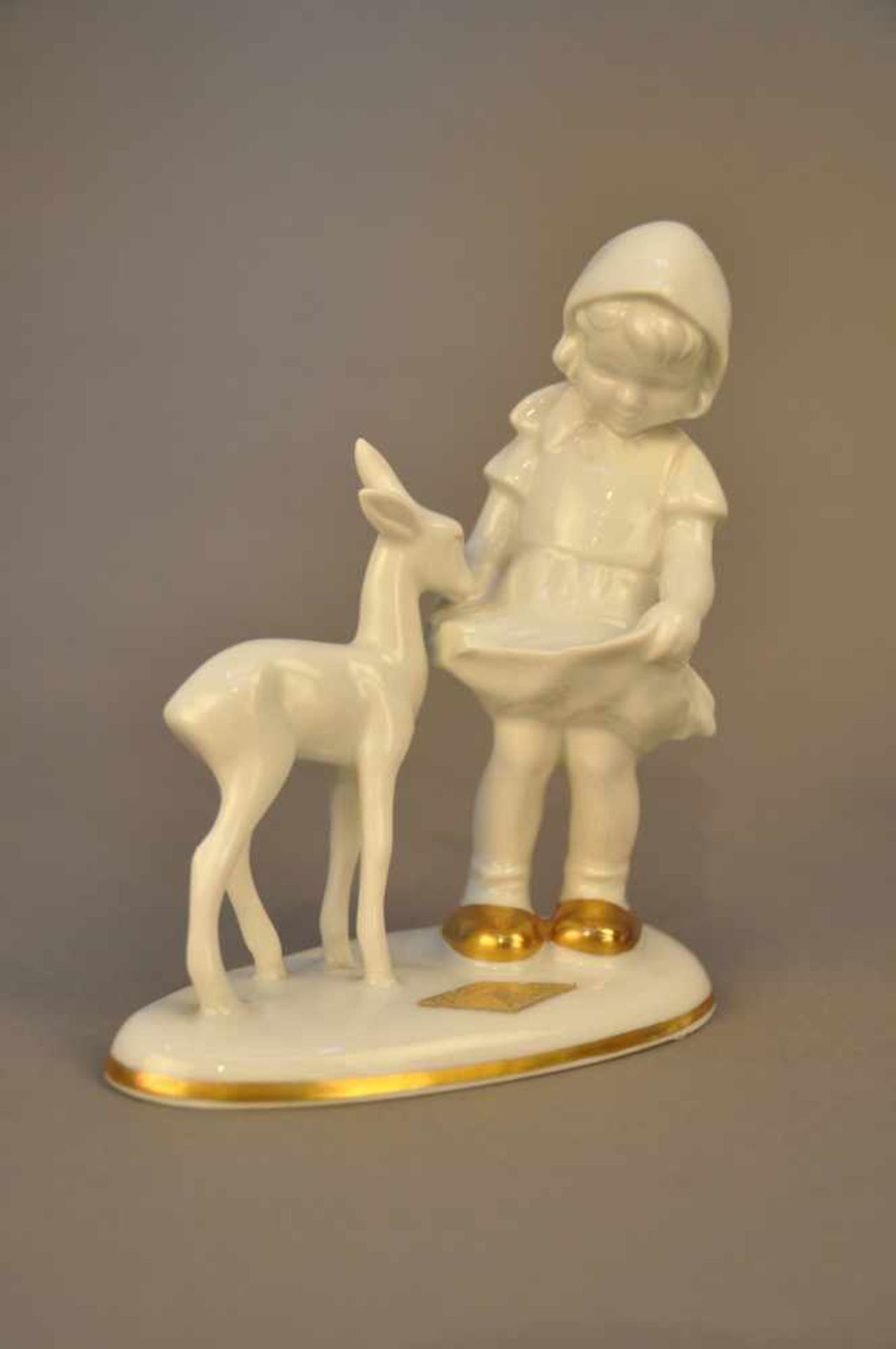 4 weiße Tierfiguren. Markenporzellan.Gerold Porzellan: Mädchen mit Rehkitz, 15 cm. Rosenthal: - Image 8 of 9