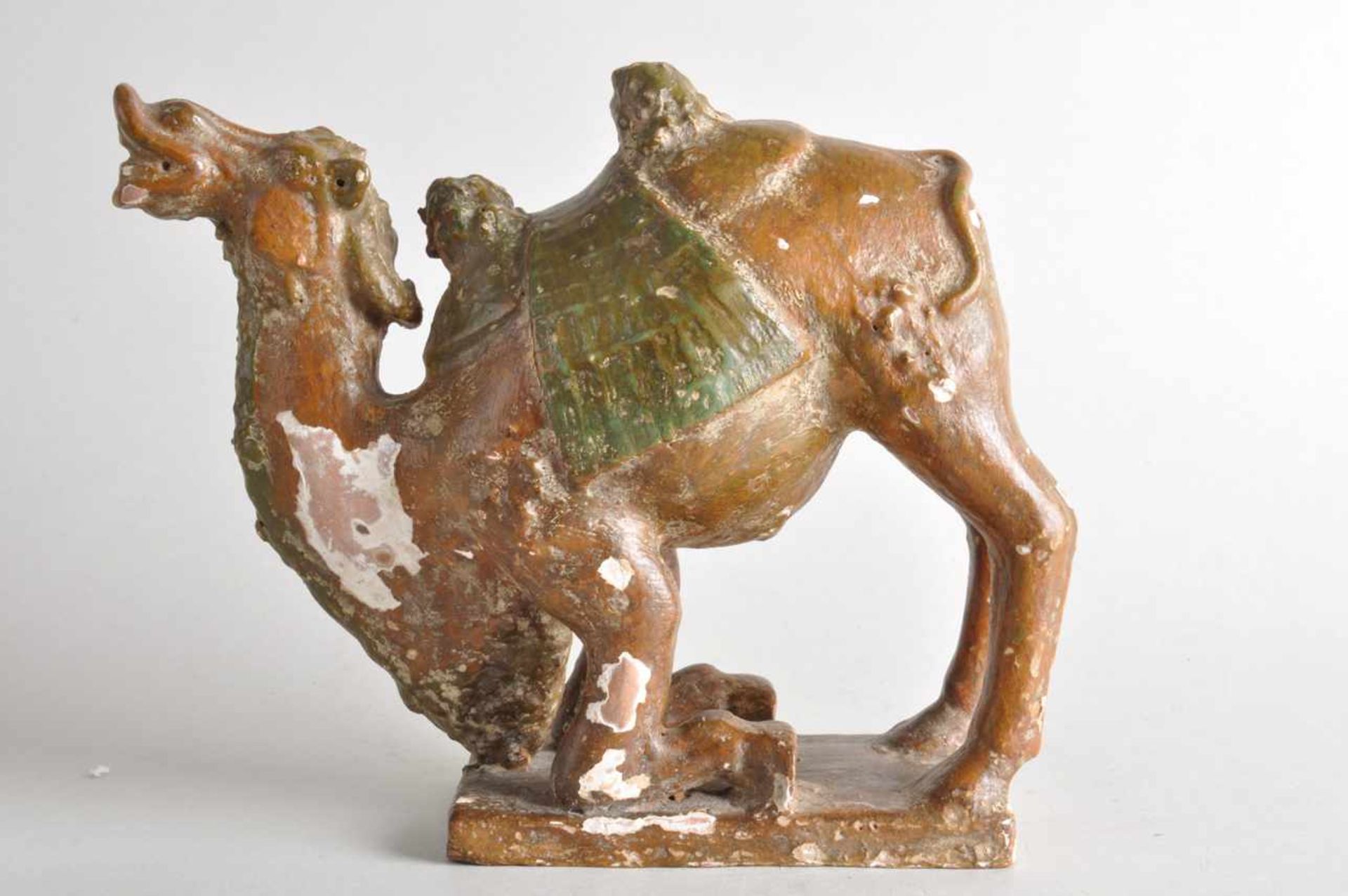 Kamel, nach Art antiker Tang-Figuren.Wohl China 18. Jahrhundert. Keramik, weiß gefasst, darüber