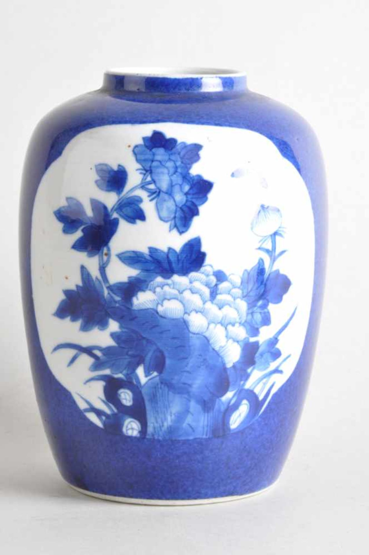 Zylindervase, puderblau. China, Qing-Dynastie.Zwei Reserven mit Naturmotiven: Päonien, Blätter, - Image 2 of 4