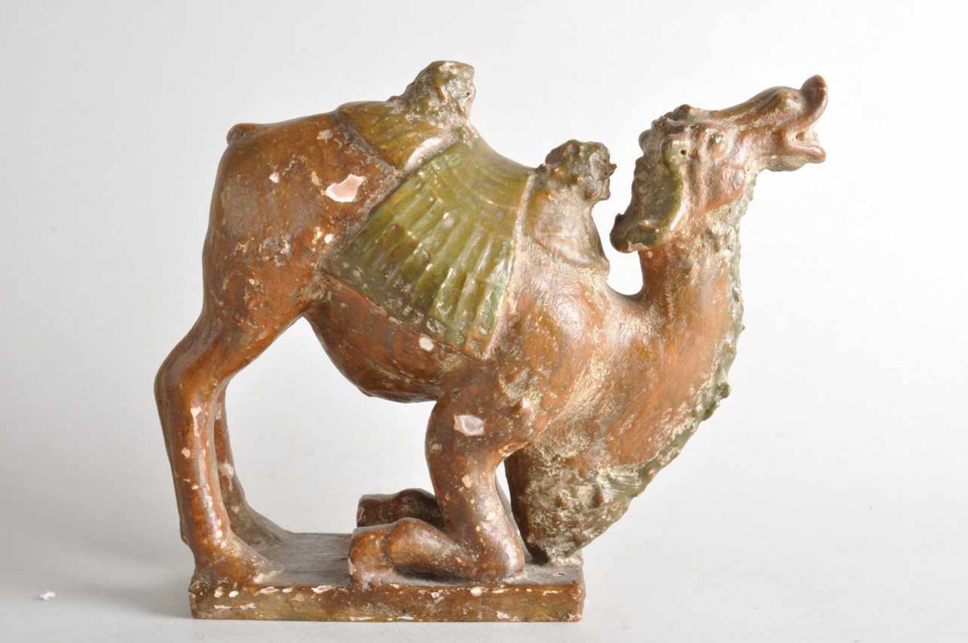 Kamel, nach Art antiker Tang-Figuren.Wohl China 18. Jahrhundert. Keramik, weiß gefasst, darüber - Image 2 of 4