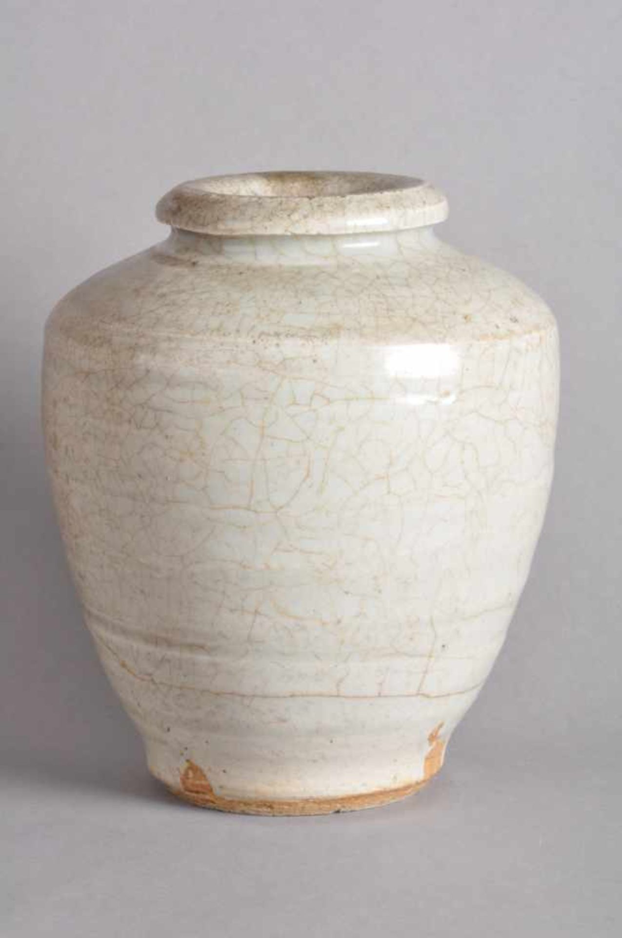 Geschulterte Vase / Vorratsgefäß.China, Ming-Dynastie 16. / 17. Jahrhundert, grauer Scherben, grün-