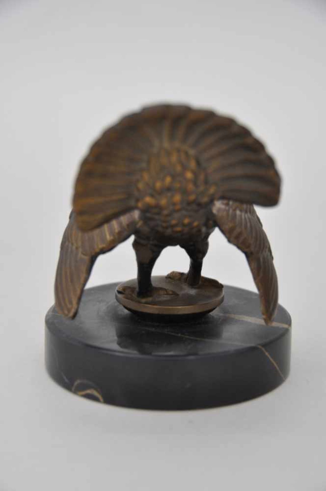 Balzender Auerhahn.Bronze, dunkel patiniert, 1950er Jahre. Höhe ca. 11 cm, Stand 9,5 cm. - Bild 7 aus 7