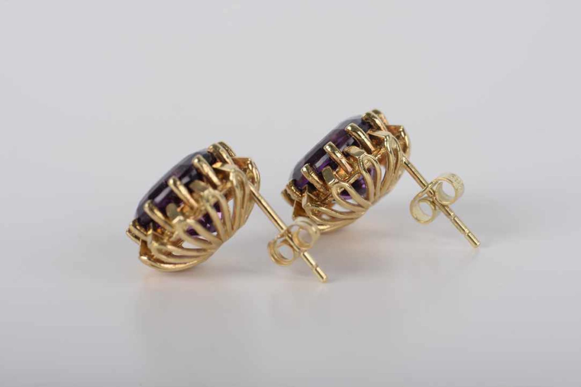 Amethyst-Ohrstecker585er Gelbgold, ungestempelt 2 Amethyste im Rundschliff 12 mm Gesamtgewicht ca. - Image 2 of 7