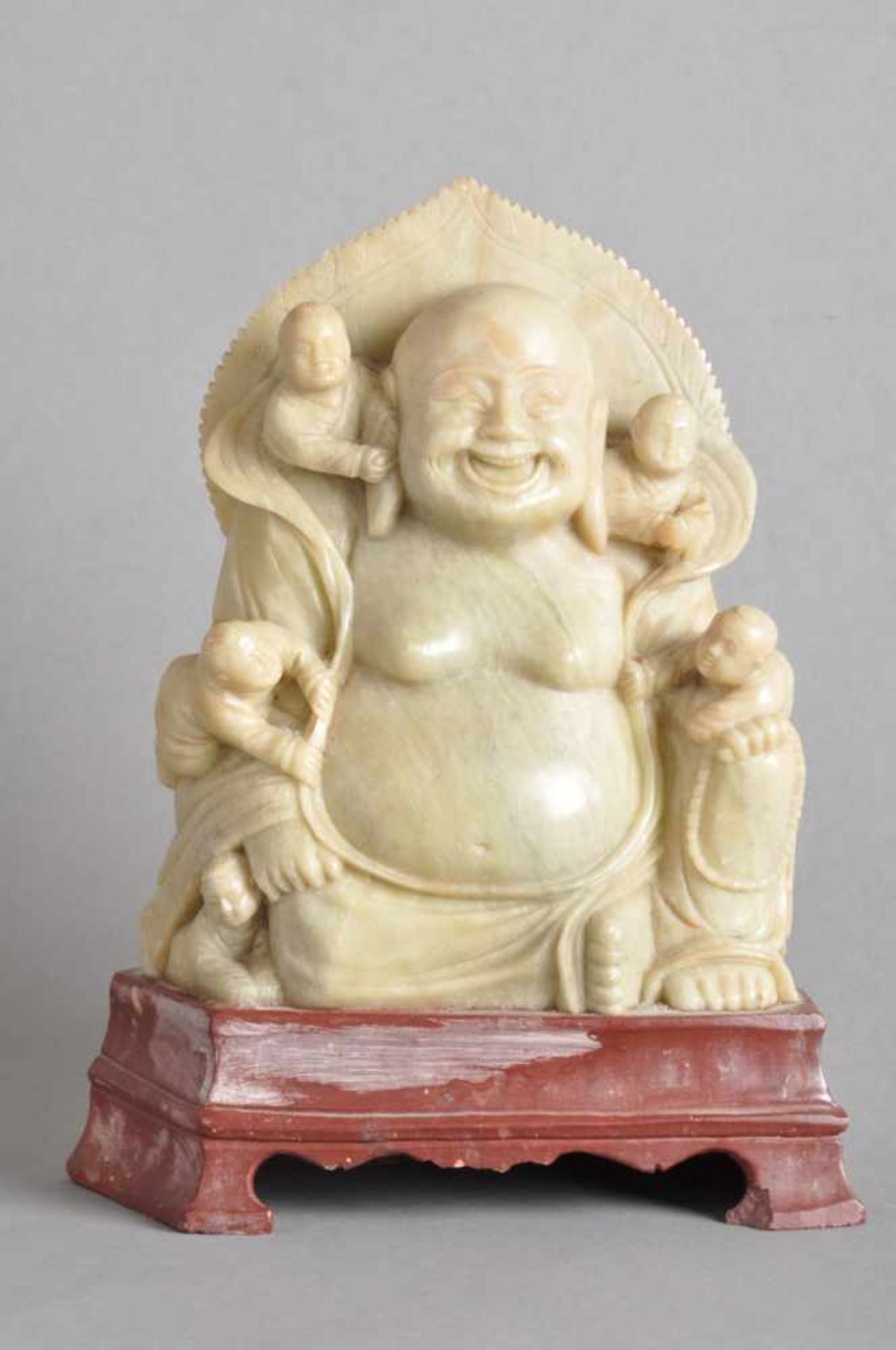 Hotei / Budai. Der lachende Buddha.China, 20. Jahrhundert, Speckstein. Höhe ca. 18,5 cm, Stand 14,