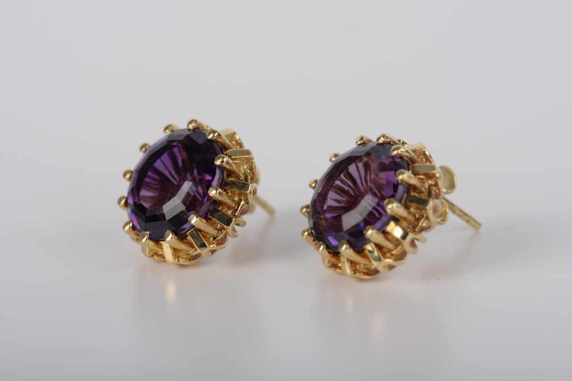 Amethyst-Ohrstecker585er Gelbgold, ungestempelt 2 Amethyste im Rundschliff 12 mm Gesamtgewicht ca.