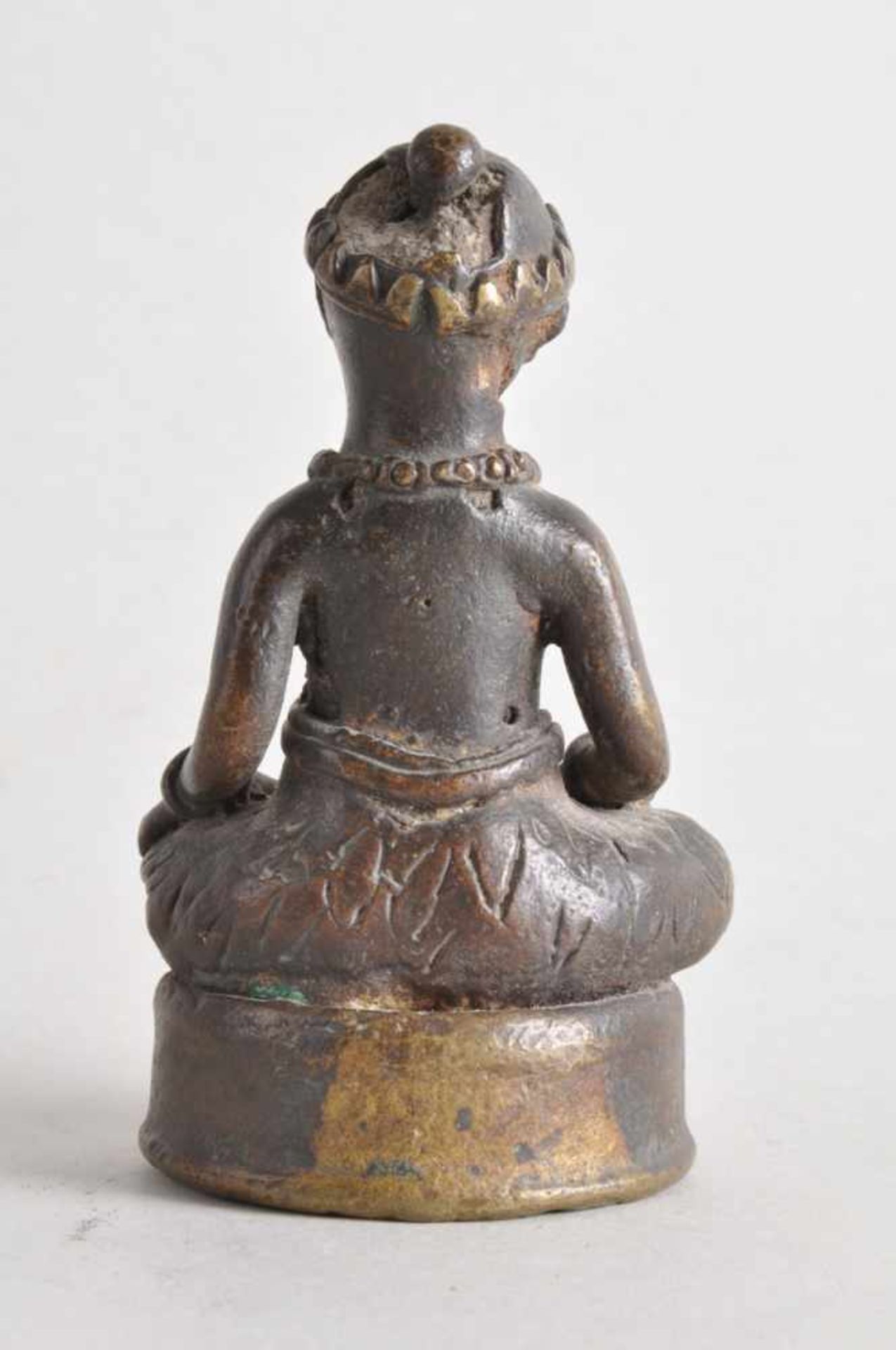 Asiatische Heiligenfigur, Priester in Meditationshaltung.Bronze, mit Sand-Steingemisch gefüllt, wohl - Image 2 of 3