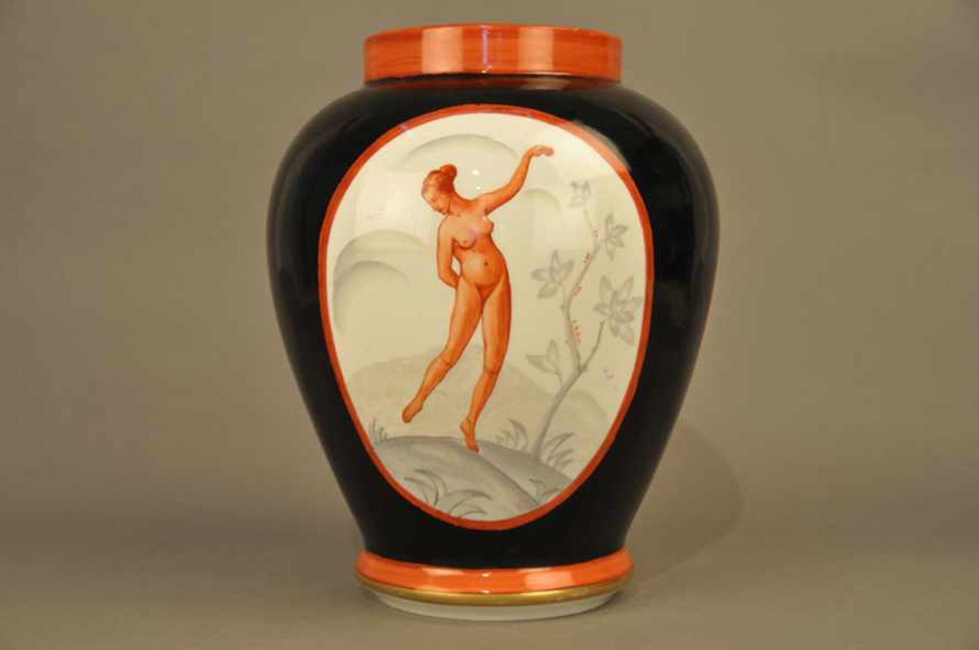 Bauchige Vase, Jugendstil / Art Deco.Schwarzer Fond, 2 Kartuschen mit weiblichen Akten in Rot,