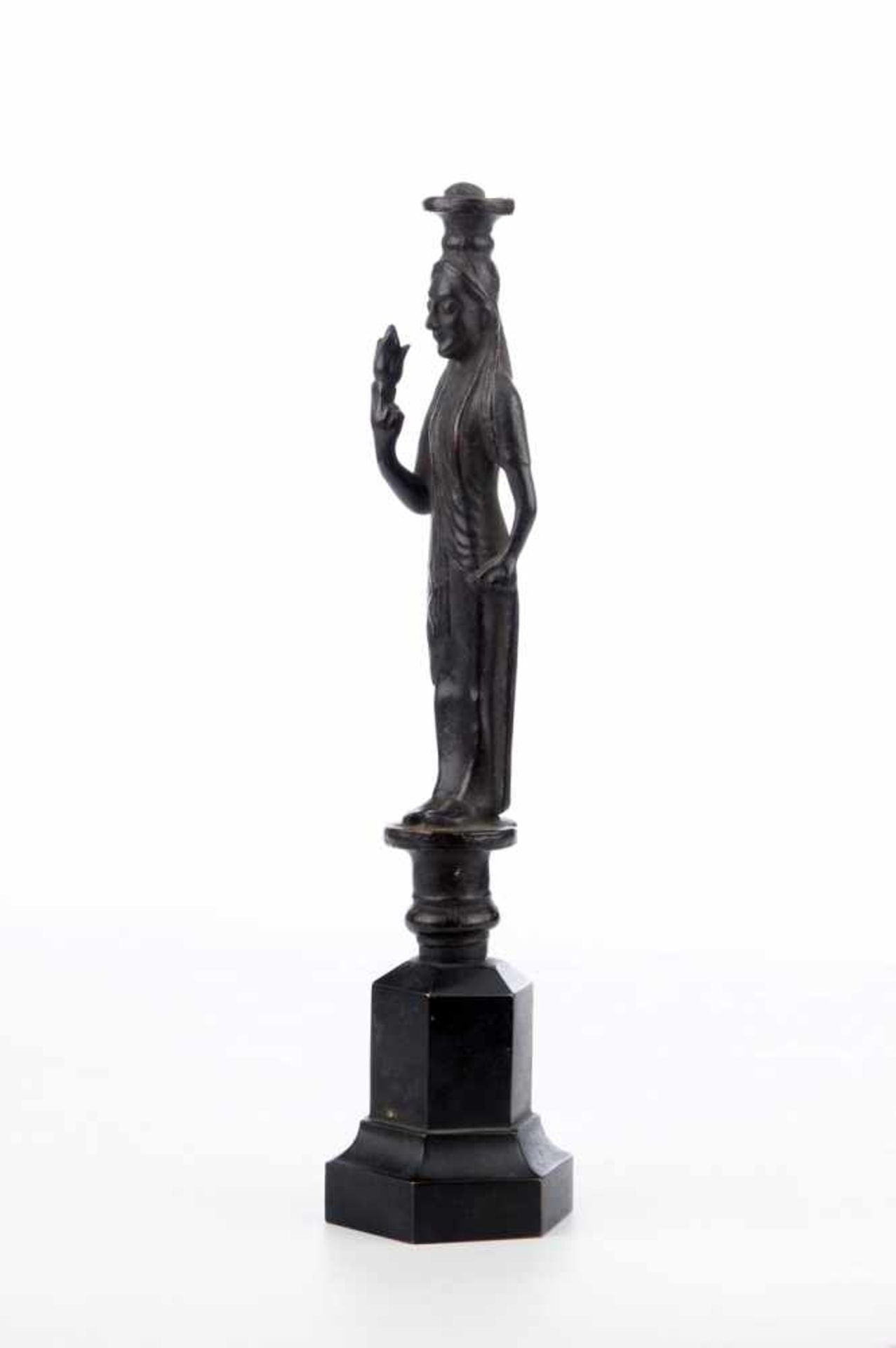Weibliche Figur mit Frucht. Bronzefigur.Brünierte Bronze auf hexagonalem Sockel, Darstellung in - Bild 2 aus 4