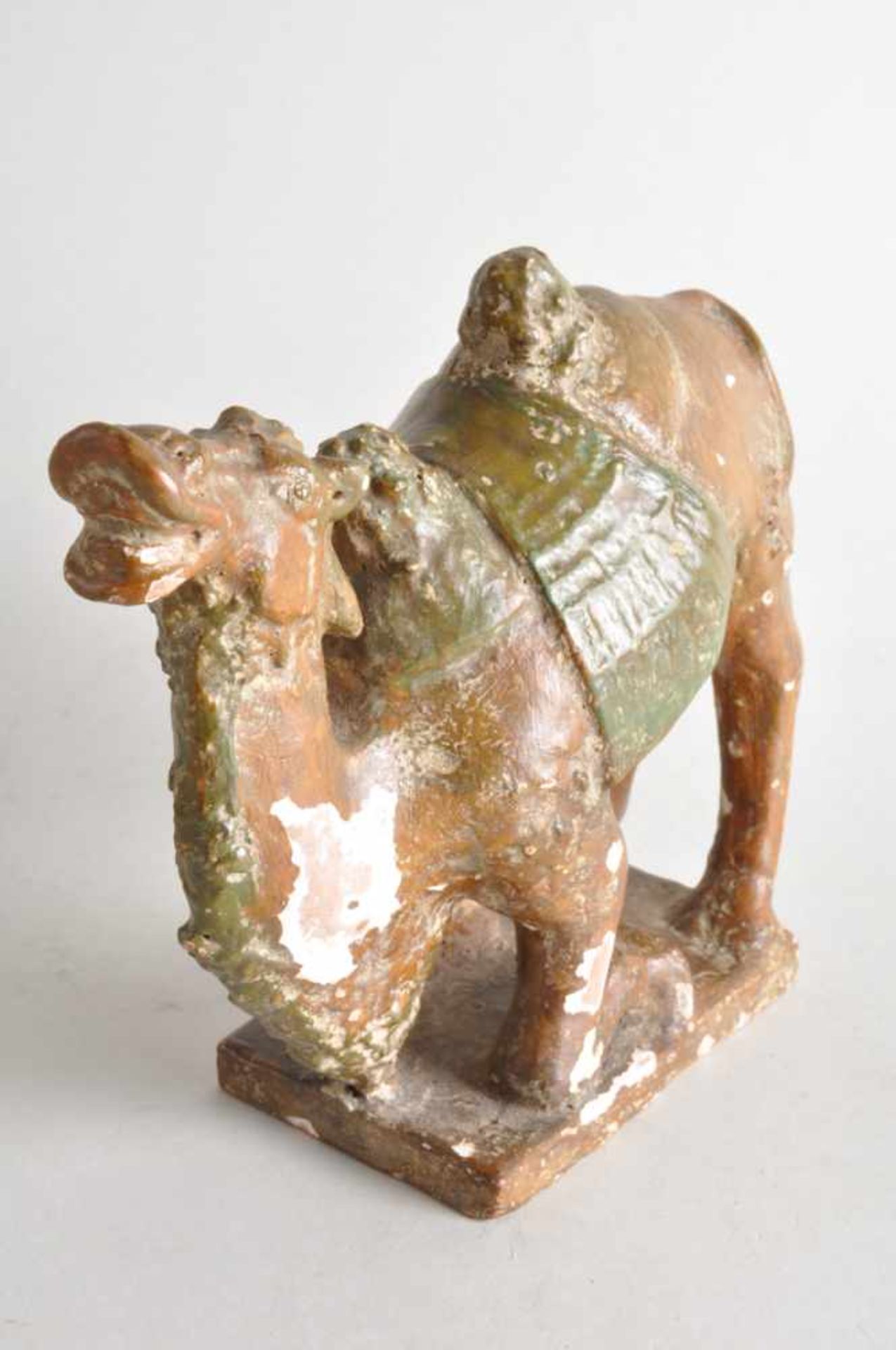 Kamel, nach Art antiker Tang-Figuren.Wohl China 18. Jahrhundert. Keramik, weiß gefasst, darüber - Image 3 of 4