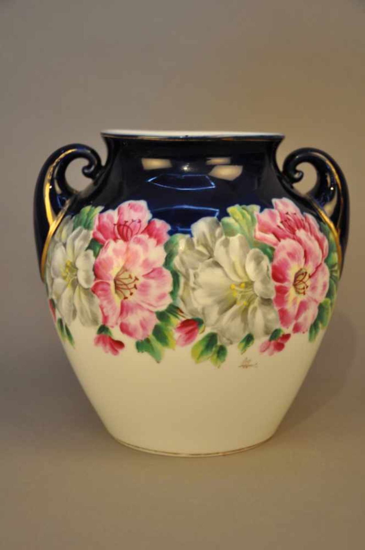 Bauchige Jugendstil-Vase.Fraureuth. Blumenvase mit kleinen Handhaben. Kobaltblau und Golddekor,