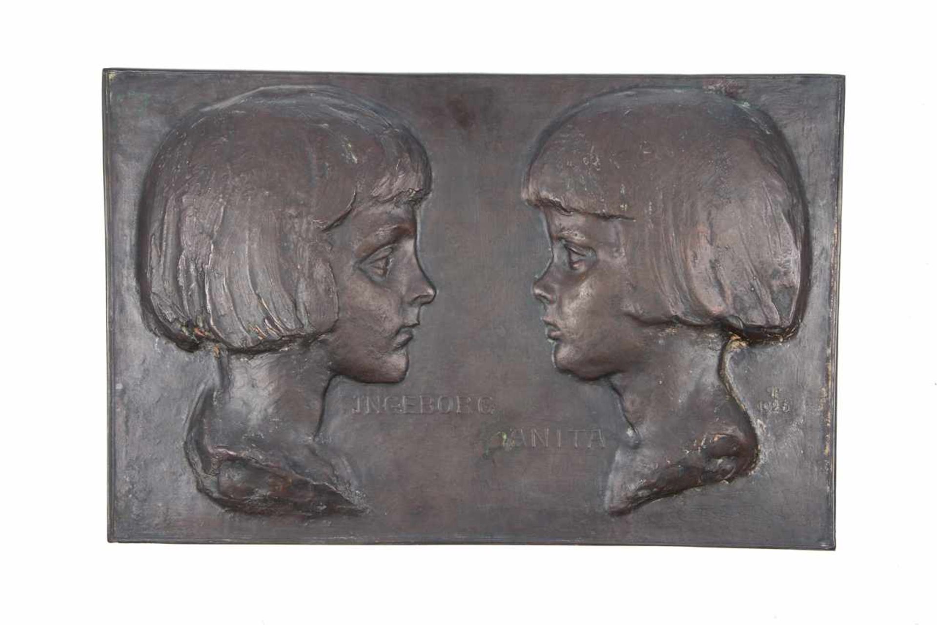 Ingeborg und Anita. Zwei Mädchenköpfe.Bronzerelief, per Monogramm signiert, datiert 1925, wohl