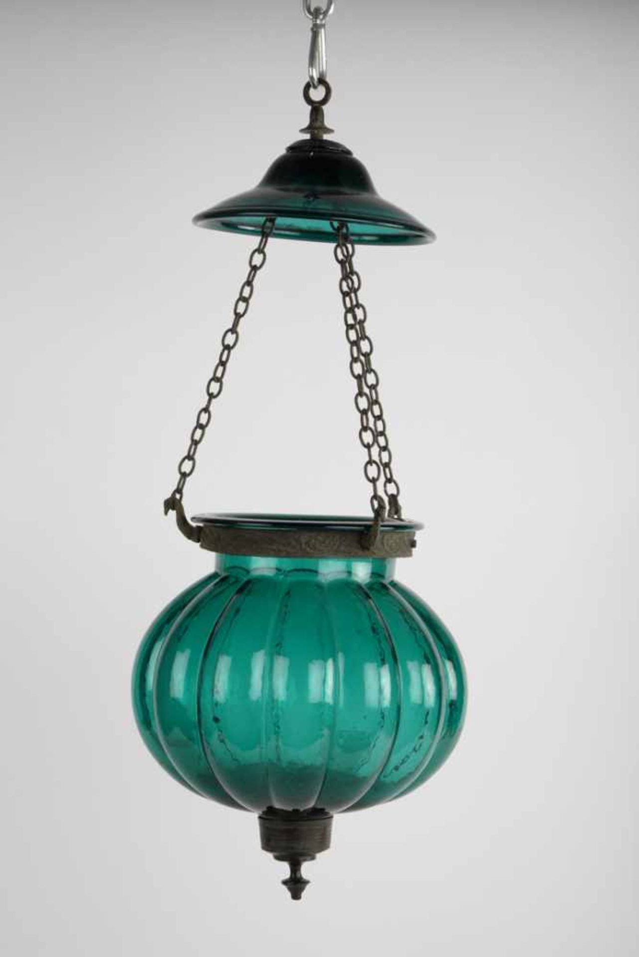 Paarige Ampellampen, asiatische Montierung.Gerippter Korpus, einmal klares Glas und einmal grünes