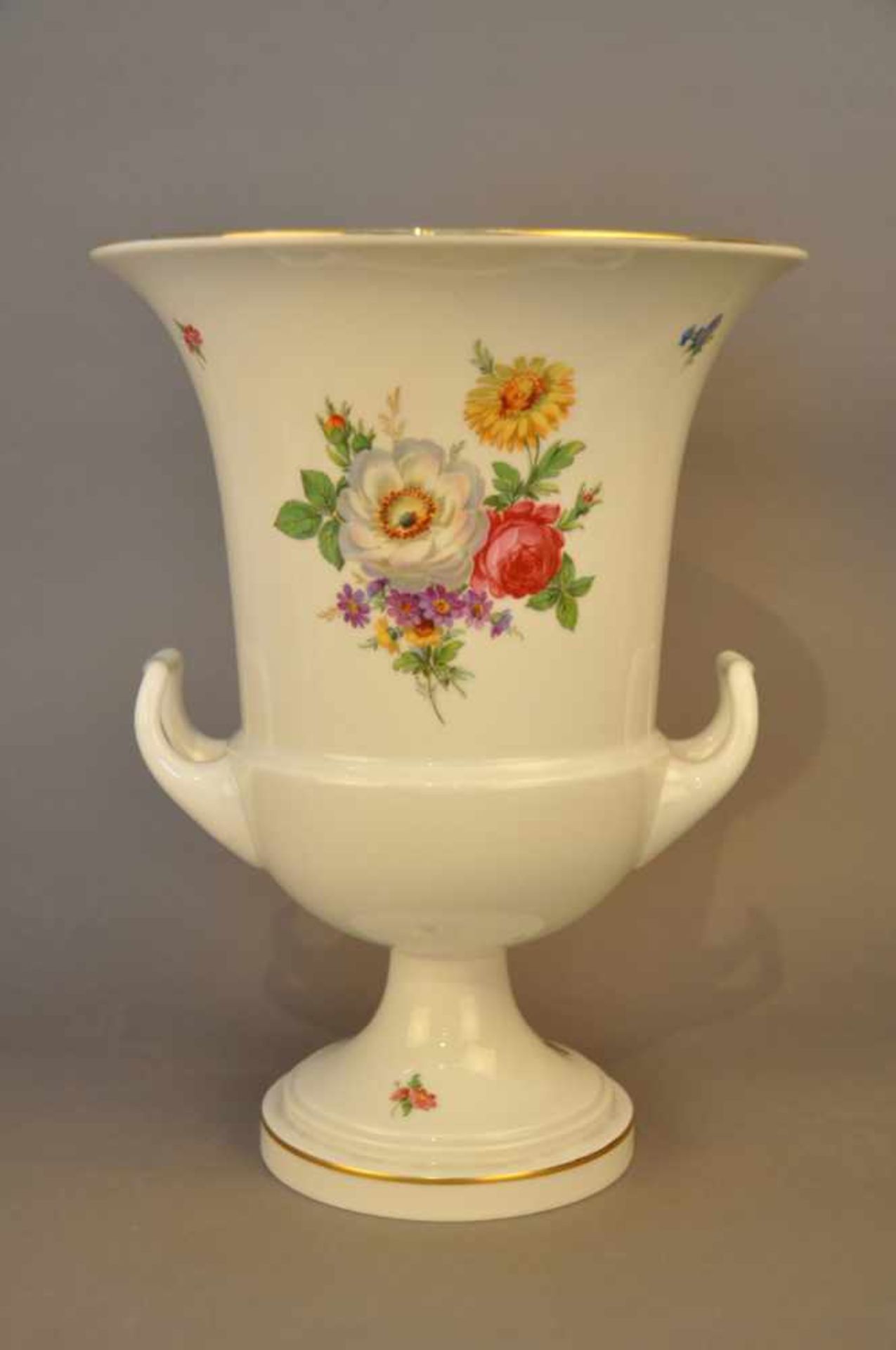 Große Kratervase mit Blumendekor.Fürstenberg. Blaues F Unterglasur. Höhe ca. 35,5 cm, Stand 15 cm, - Image 2 of 5