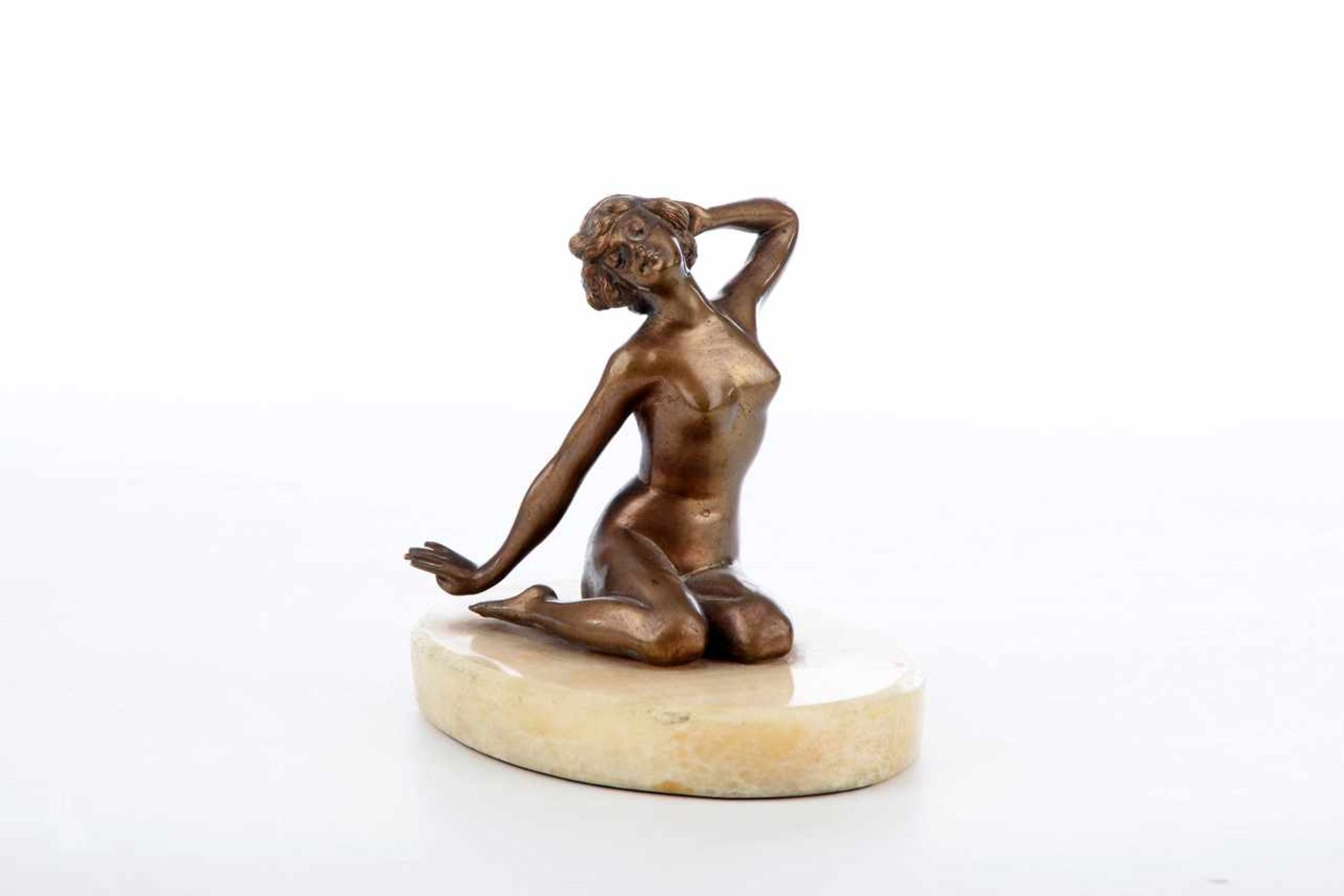 Hockender weiblicher Akt, sich streckend.Bronze auf ovaler Marmorplatte, unsigniert. Höhe ca. 13 cm,