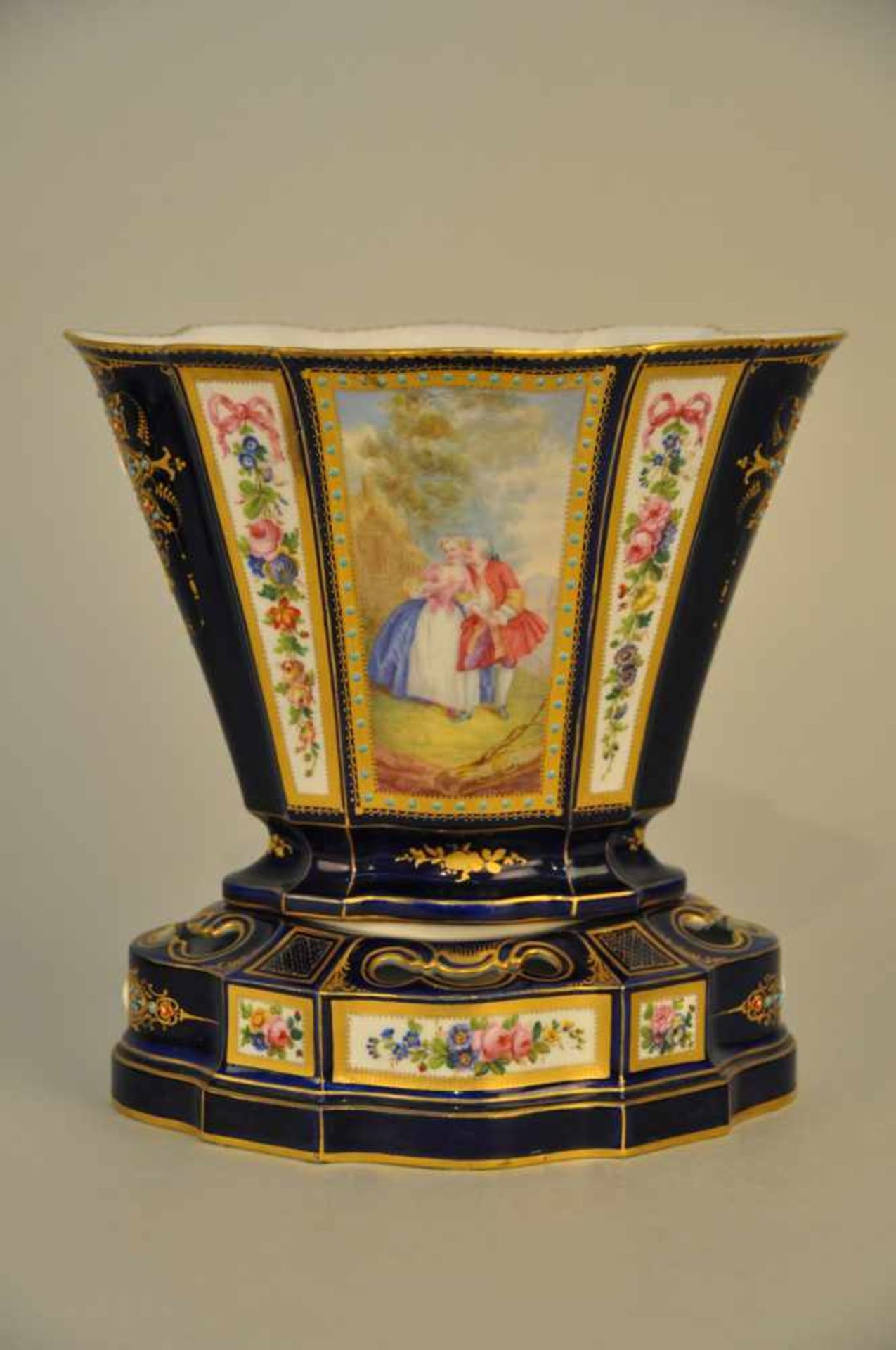 Ovale Blumenvase. Kobaltblau und Watteaumalerei.Sevres anmutende Marke mit Jahresbuchstabe C (1755/